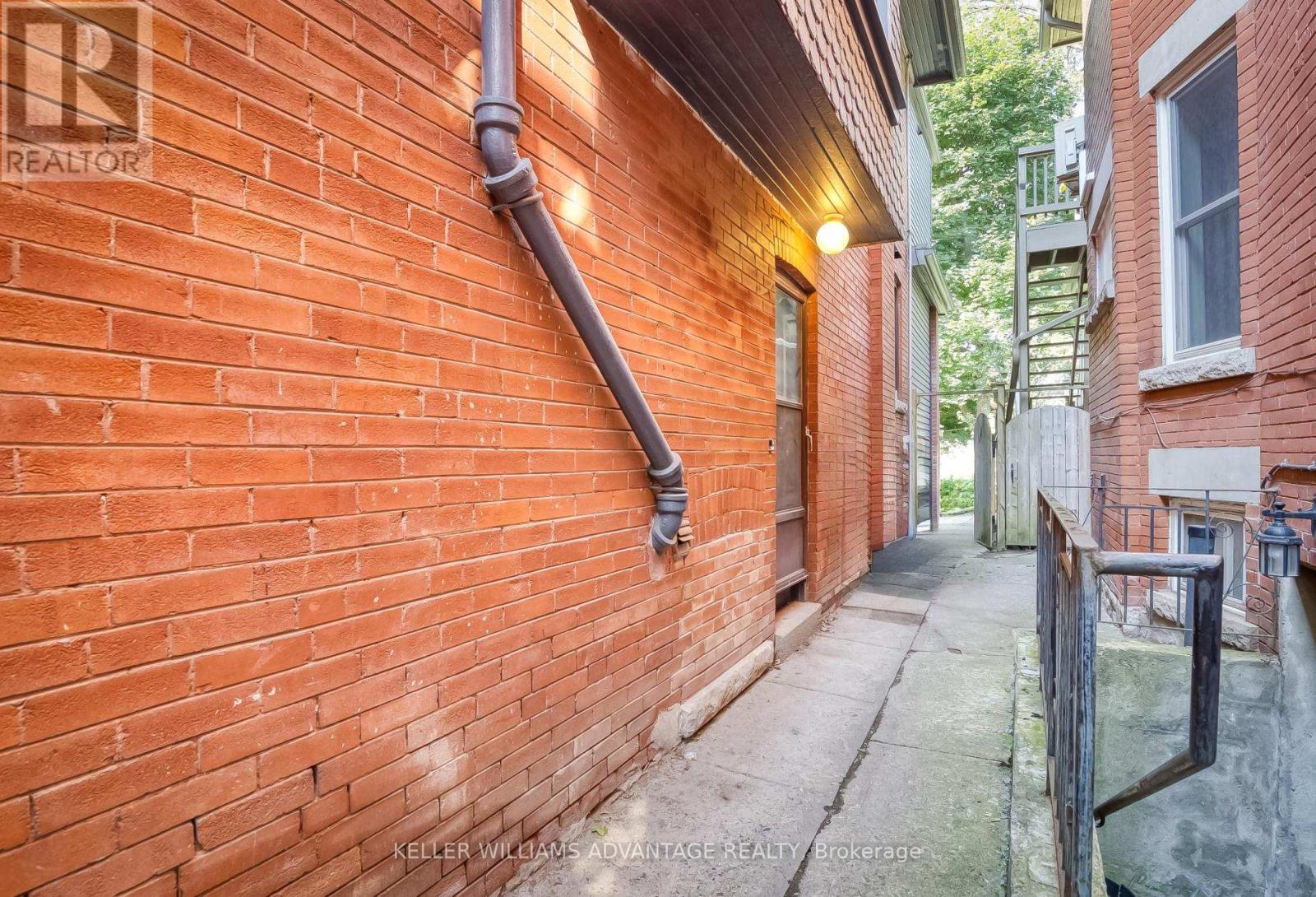 Lower - 146 Madison Avenue, Toronto, Ontario  M5R 2S5 - Photo 2 - C13049800