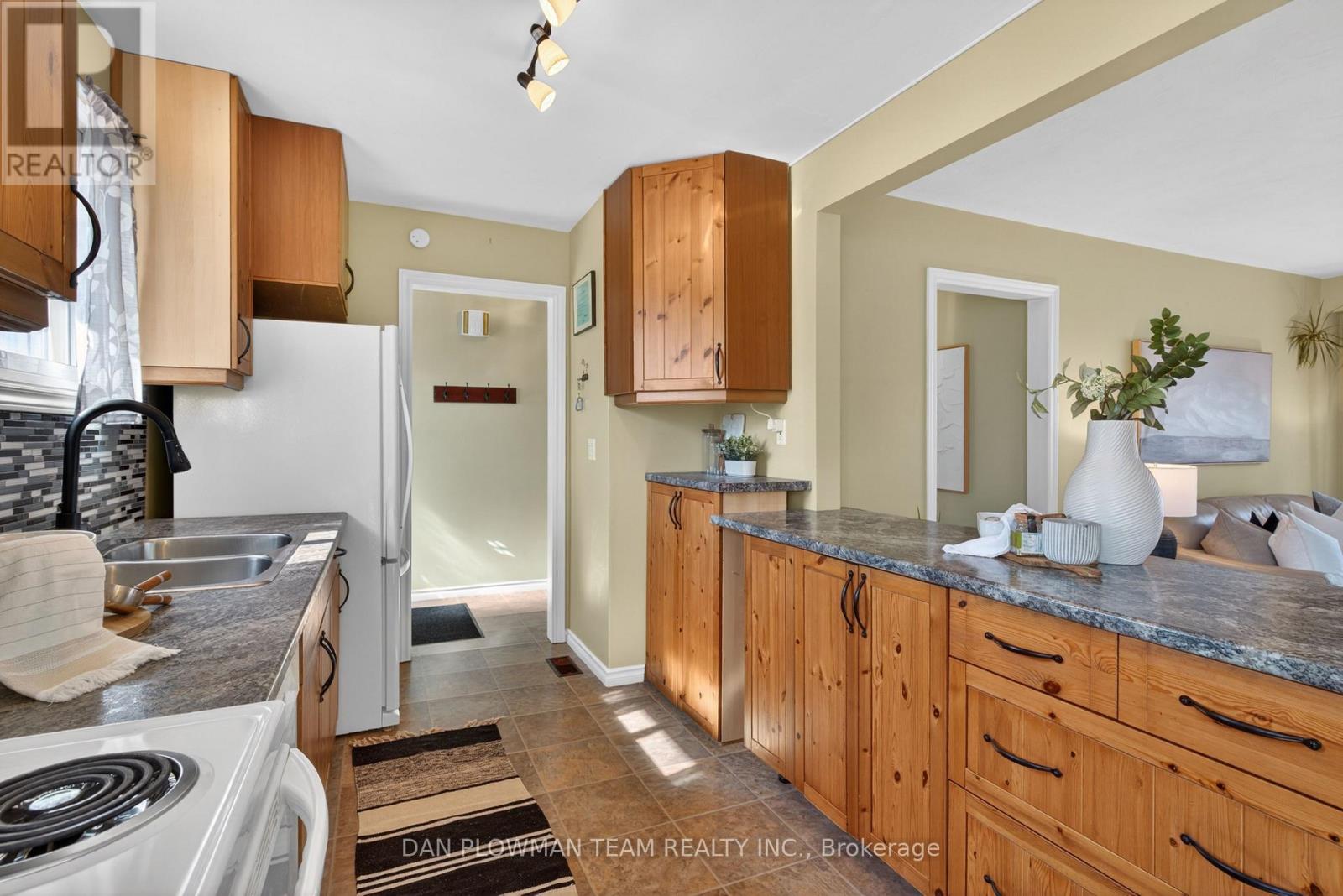 211 Liberty Street N, Clarington (Bowmanville), Ontario  L1C 2M6 - Photo 8 - E13049790