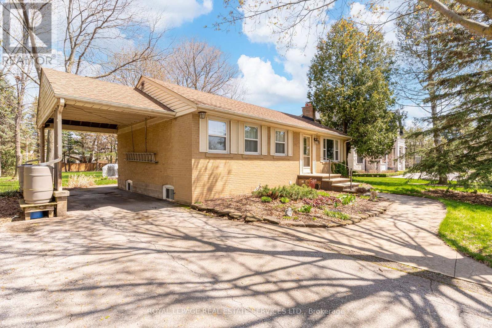 561 MAPLEHURST AVENUE, Oakville, Ontario