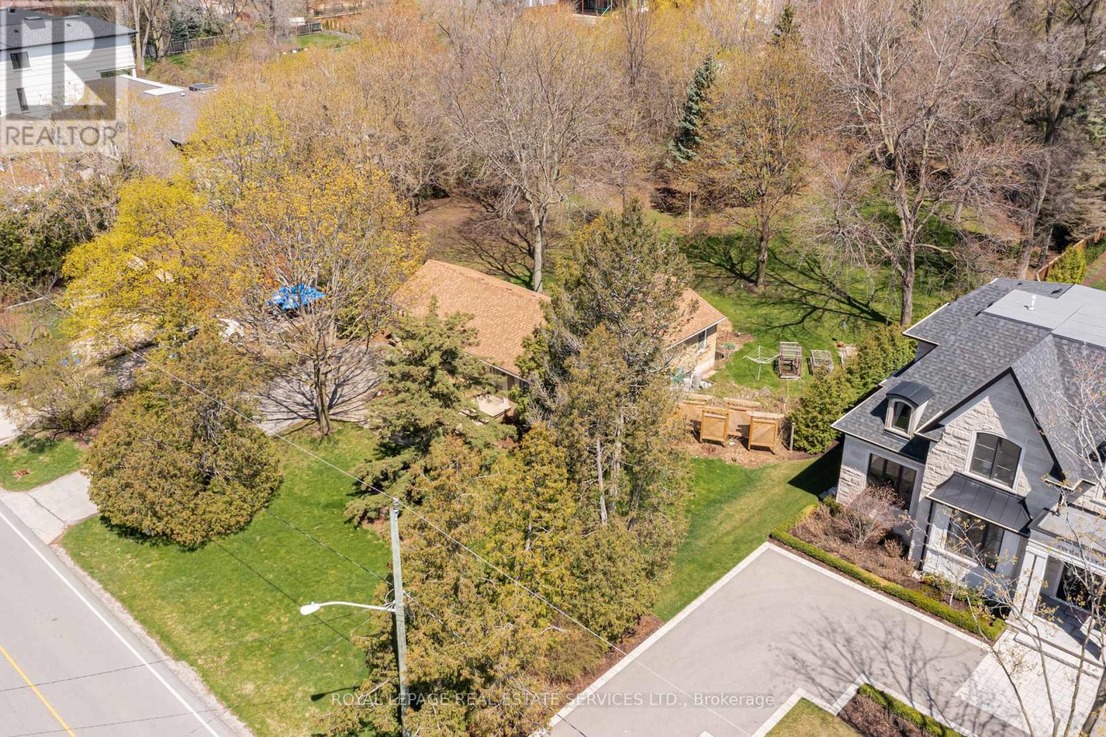 561 Maplehurst Avenue, Oakville, Ontario  L6L 4Y8 - Photo 5 - W13049804