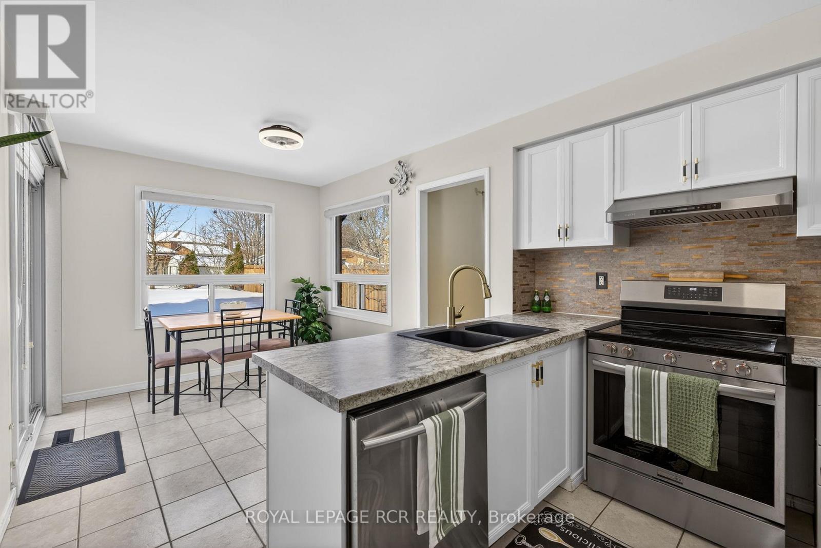 21 Webster Way, Halton Hills, Ontario  L7G 5J7 - Photo 9 - W13049820