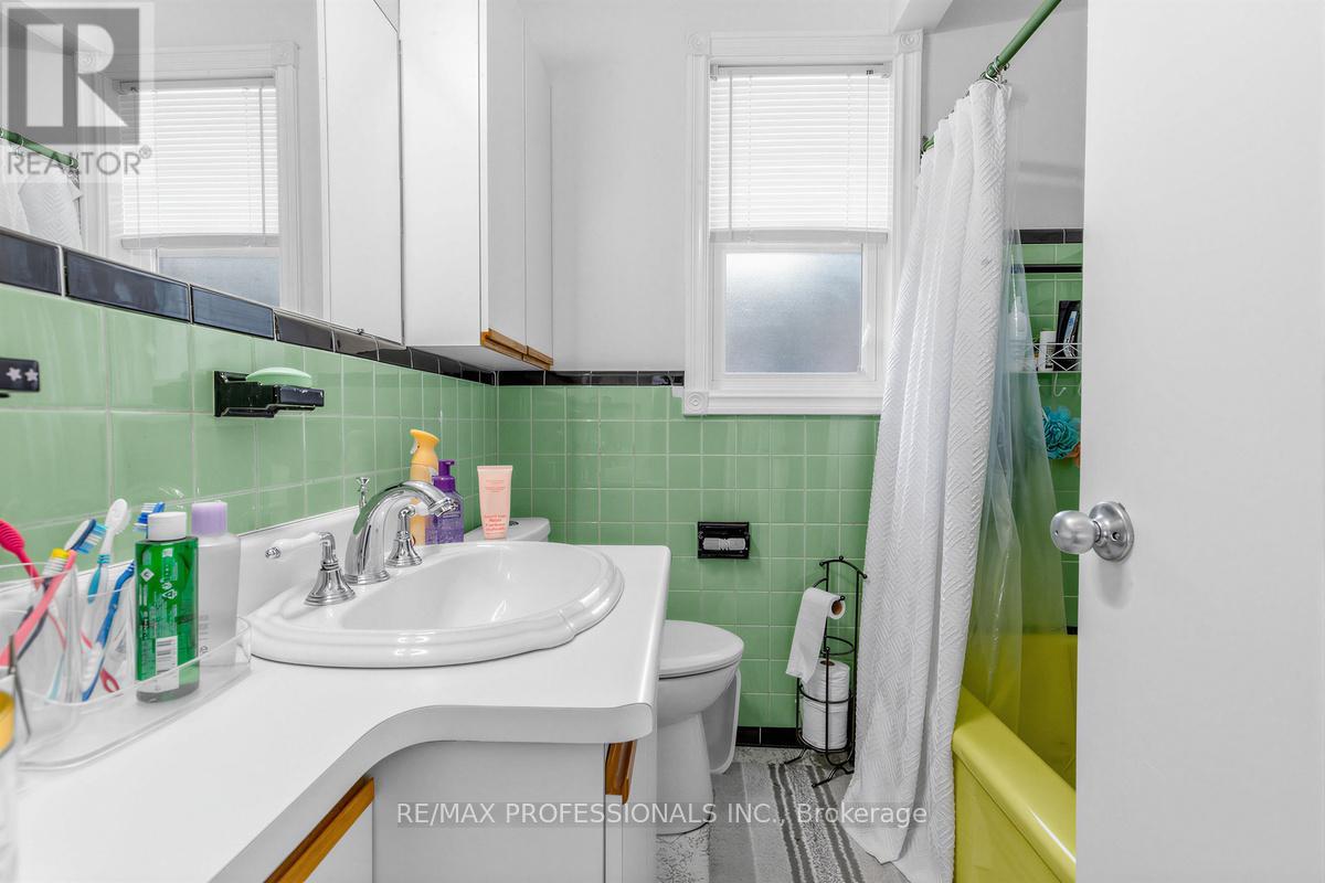 47 Claymore Drive, Toronto, Ontario  M8Z 2S3 - Photo 11 - W13047406