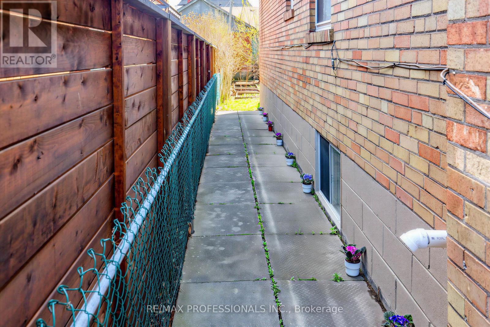 47 Claymore Drive, Toronto, Ontario  M8Z 2S3 - Photo 24 - W13047406