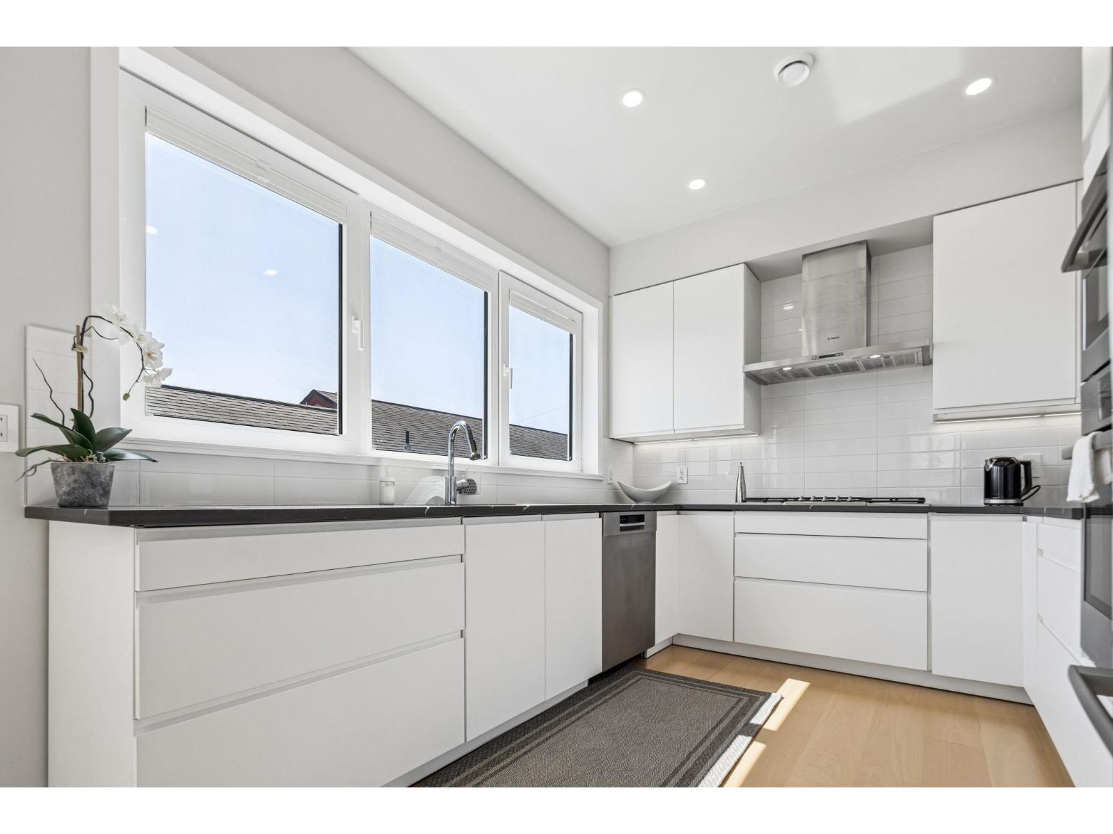 956 Kent Street, White Rock, British Columbia  V4B 4T1 - Photo 9 - R3116256