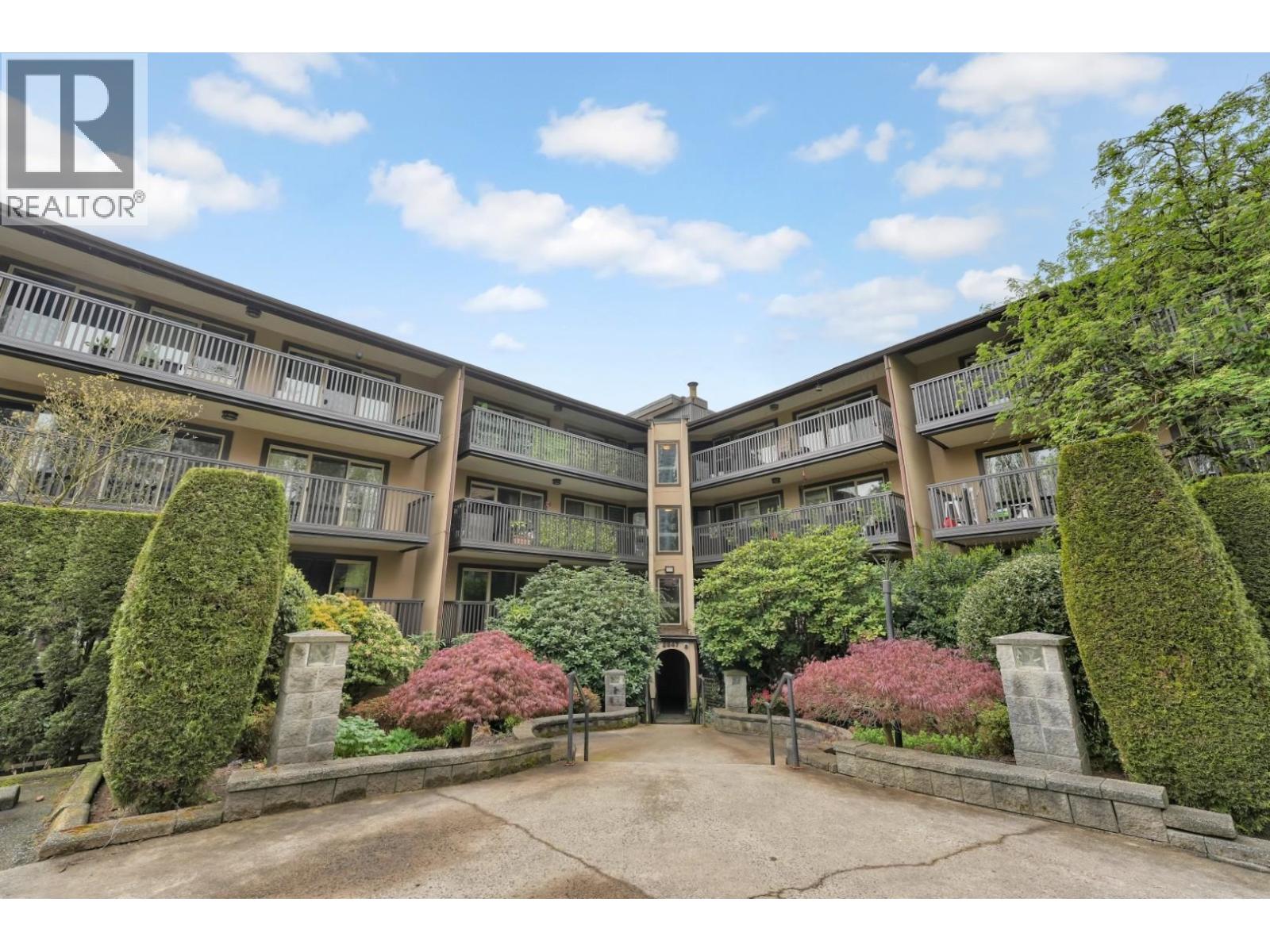 304 9847 Manchester Drive, Burnaby, British Columbia  V3N 4P4 - Photo 2 - R3116208