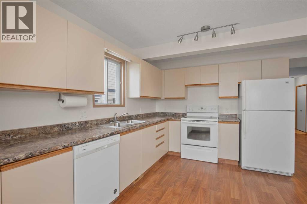 11 Ellenwood Drive, Red Deer, Alberta  T4R 2E3 - Photo 8 - A2302876