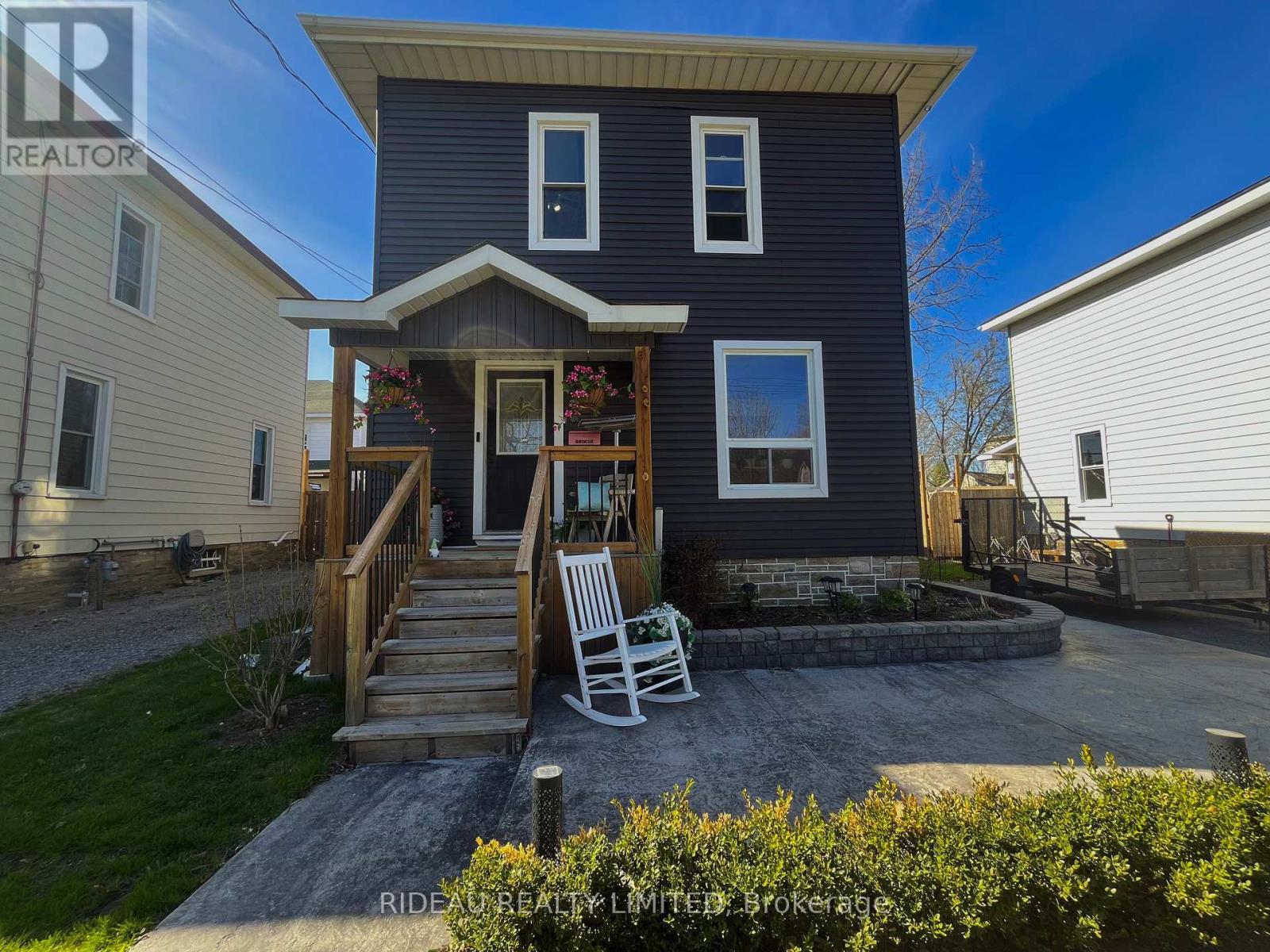 110 MAIN STREET E, Smiths Falls, Ontario