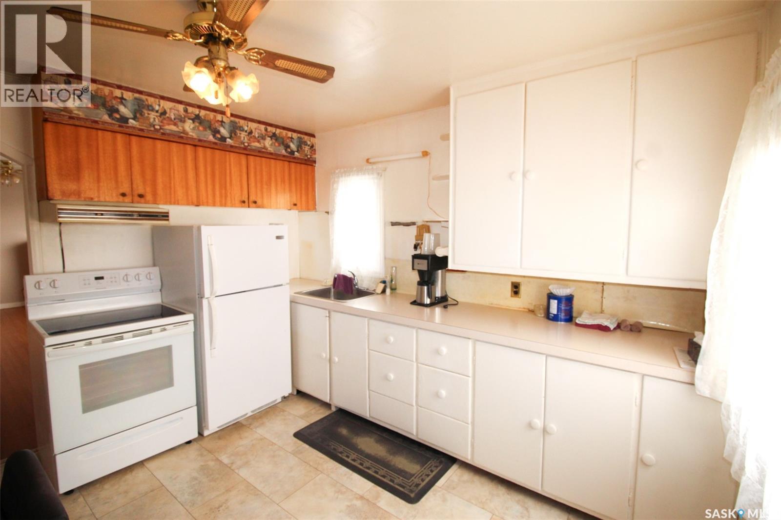 261 2nd Avenue W, Shaunavon, Saskatchewan  S0N 2M0 - Photo 2 - SK034077