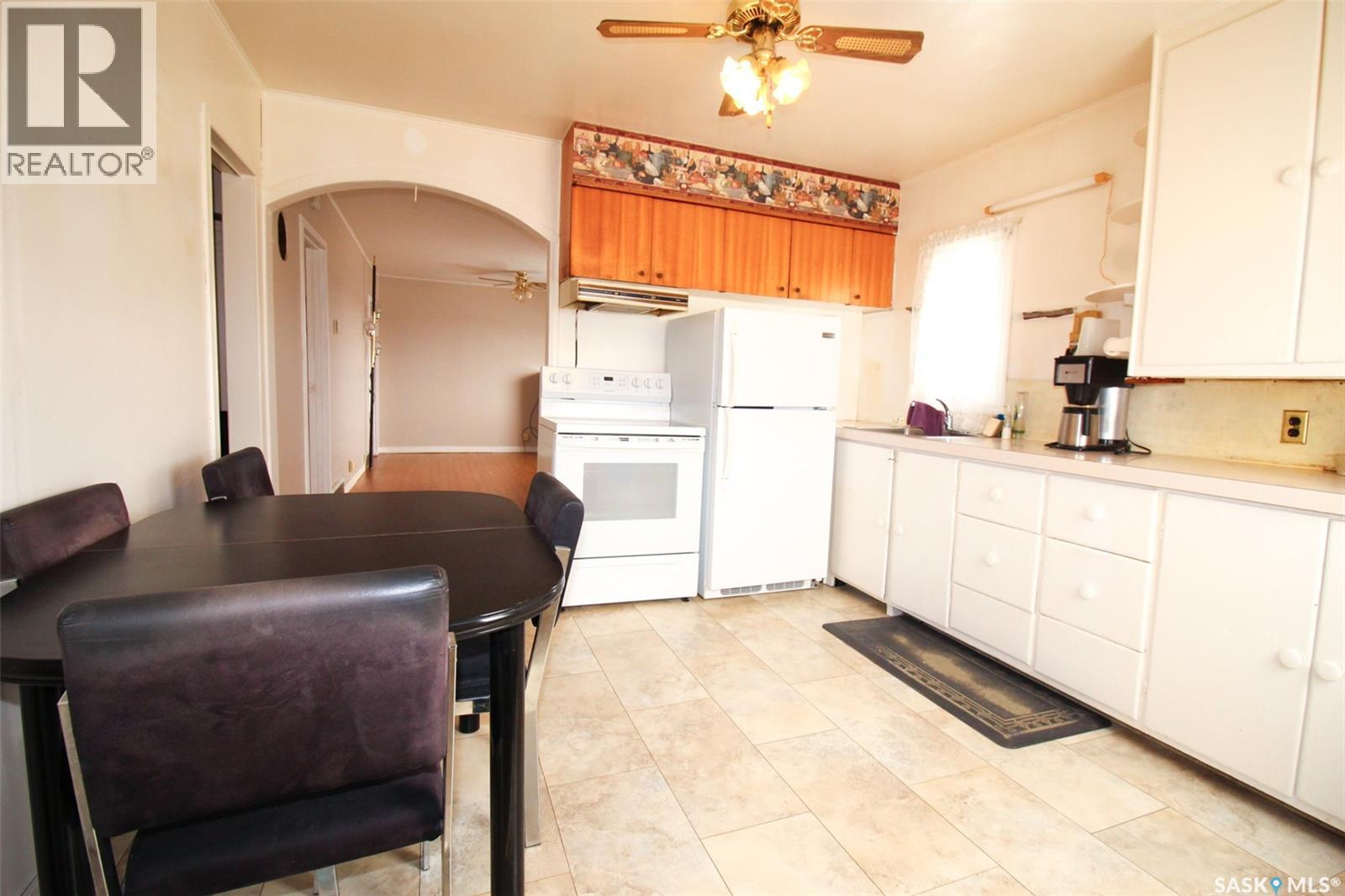 261 2nd Avenue W, Shaunavon, Saskatchewan  S0N 2M0 - Photo 3 - SK034077