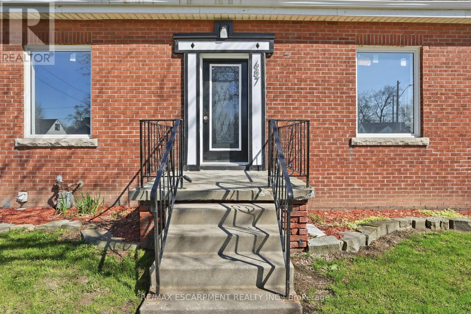 687 Upper James Street, Hamilton, Ontario  L9C 2Z4 - Photo 3 - X13049834