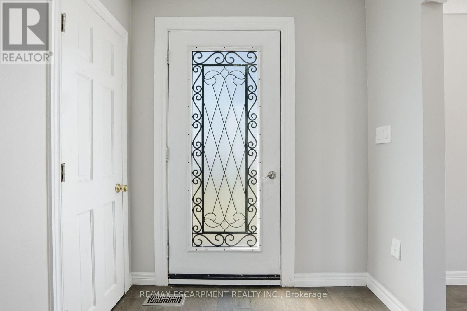 687 Upper James Street, Hamilton, Ontario  L9C 2Z4 - Photo 4 - X13049834