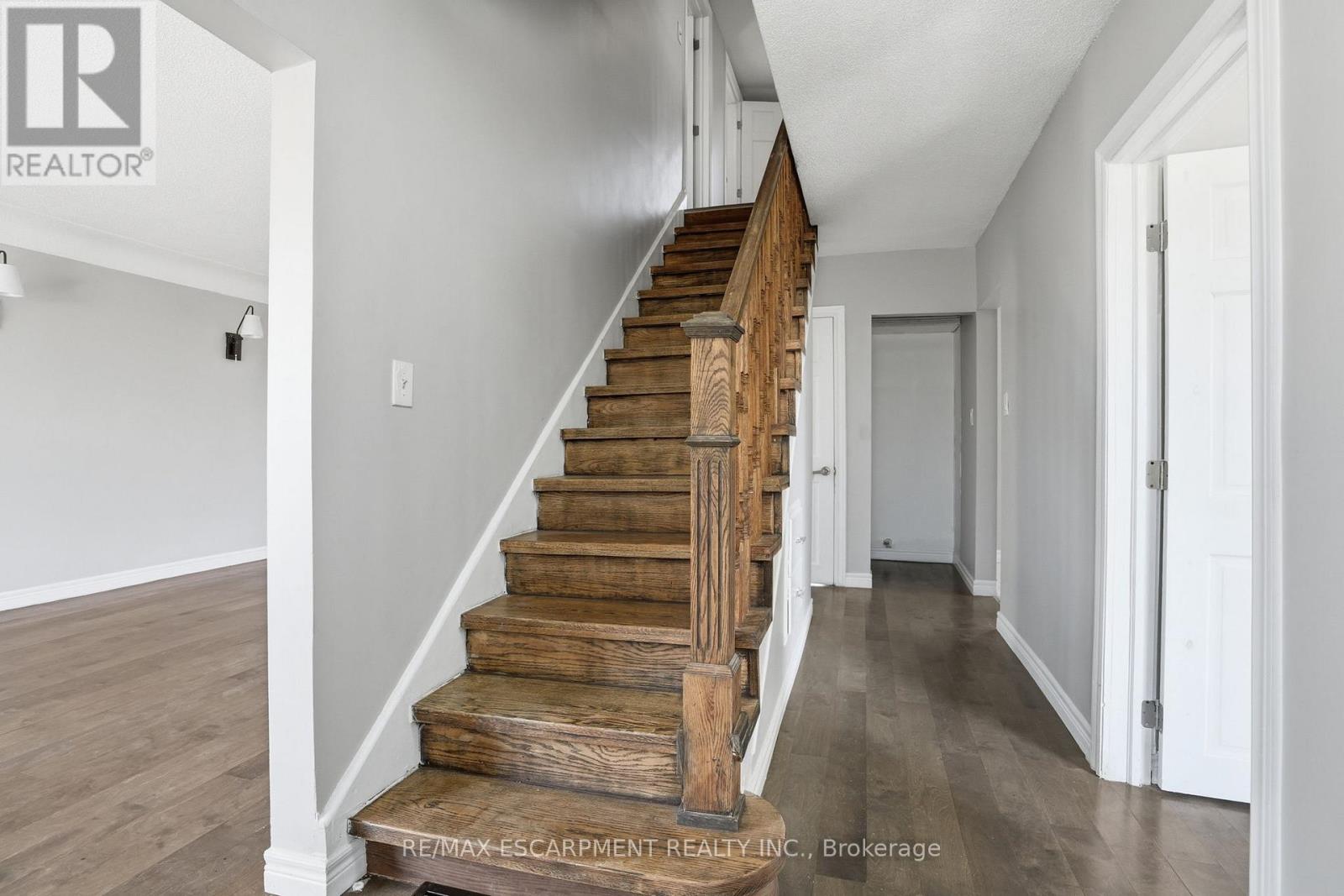 687 Upper James Street, Hamilton, Ontario  L9C 2Z4 - Photo 5 - X13049834