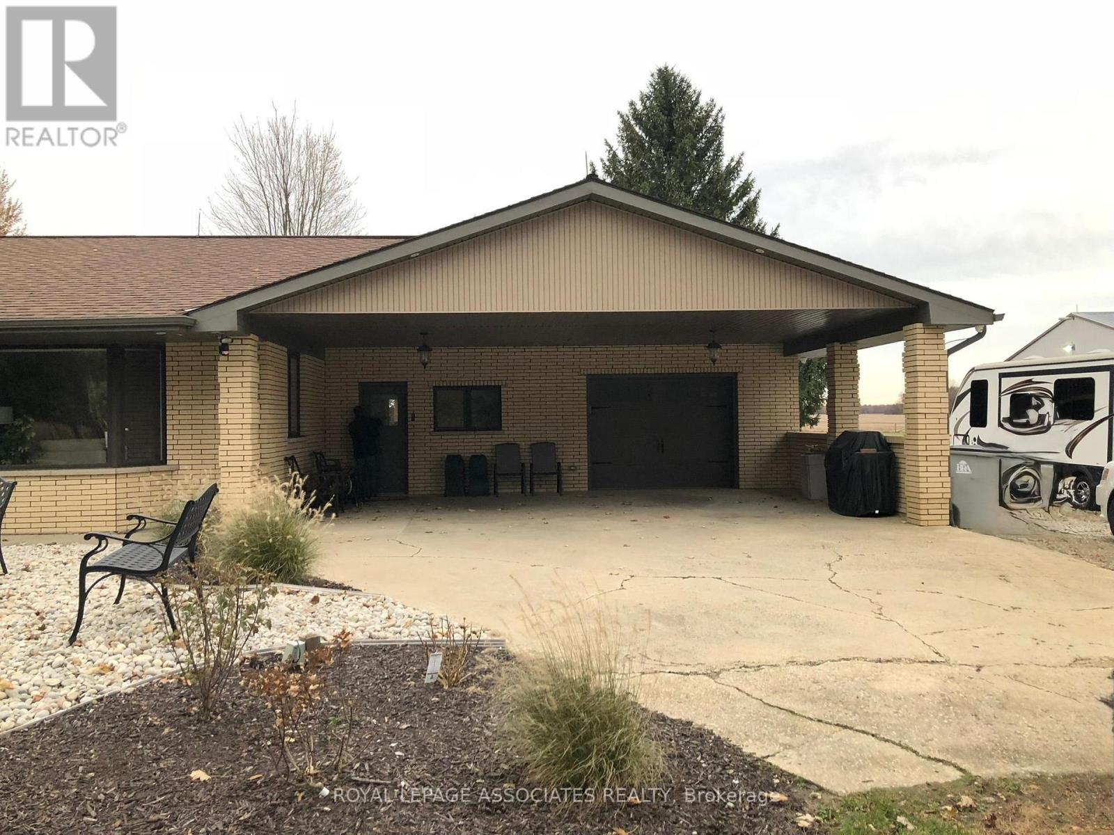 992 Mccready Road, Dawn-Euphemia, Ontario  N0P 1C0 - Photo 2 - X13049876