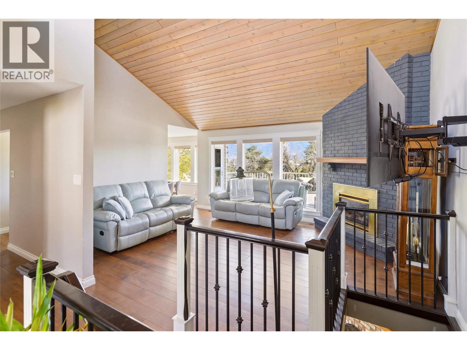 300 Scenic Drive, Coldstream, British Columbia  V1B 2X3 - Photo 5 - 10384351