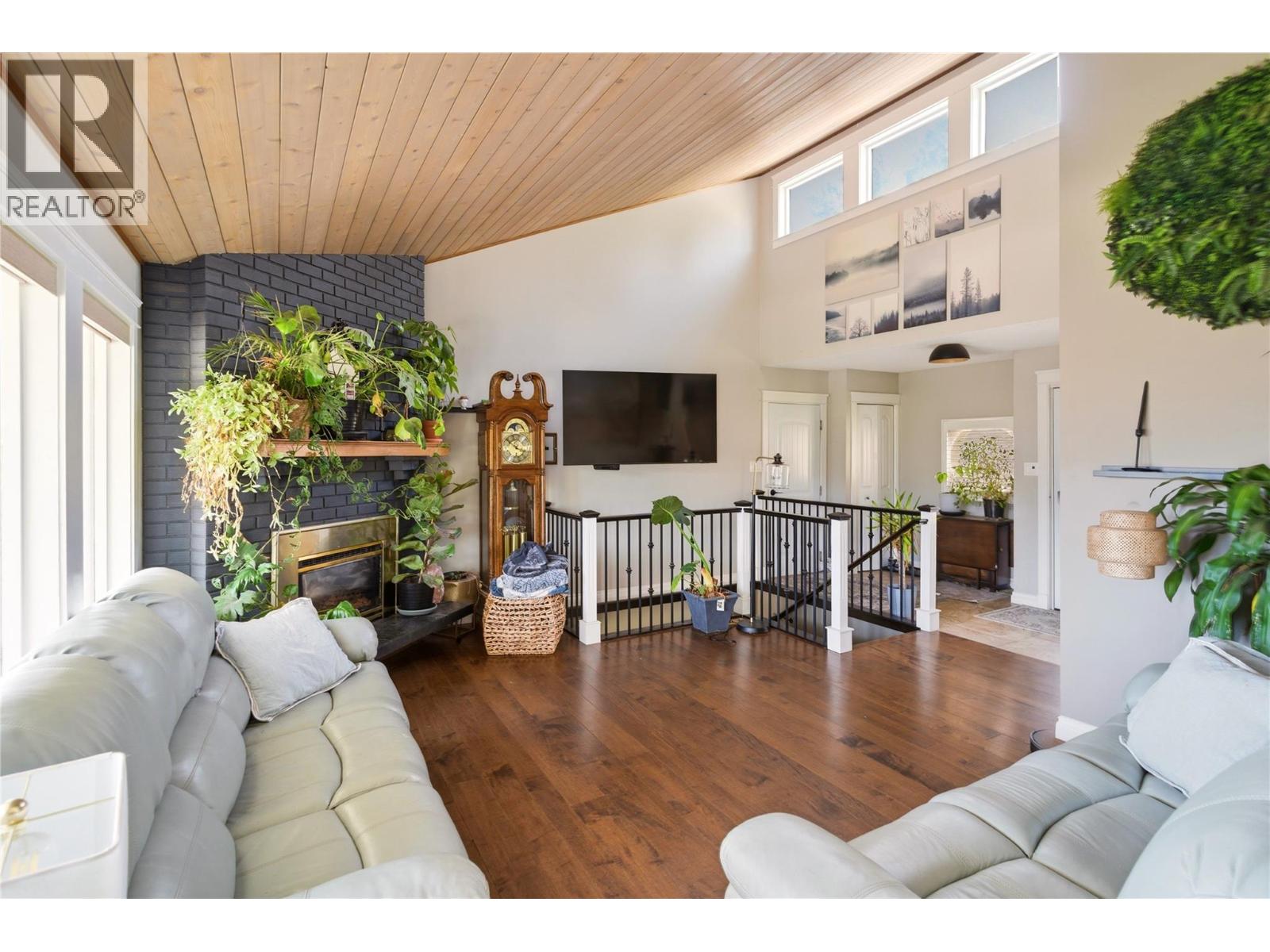 300 Scenic Drive, Coldstream, British Columbia  V1B 2X3 - Photo 6 - 10384351