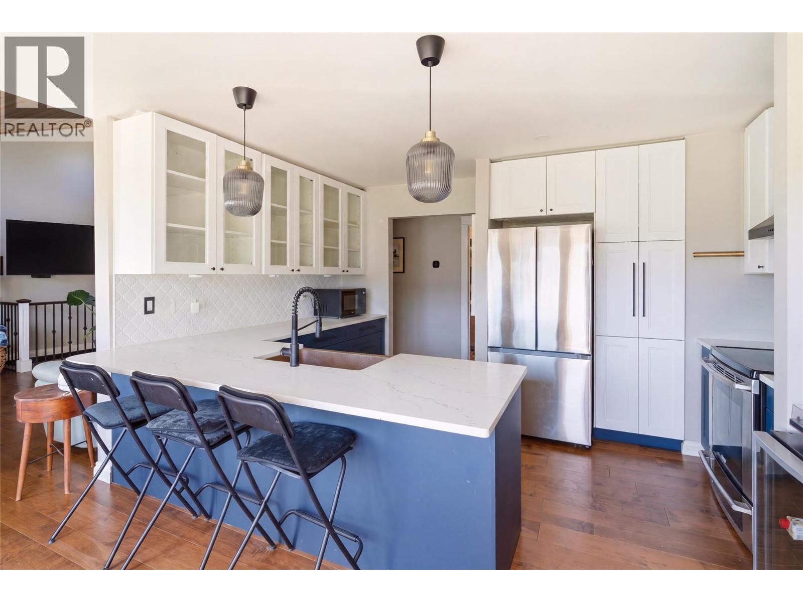 300 Scenic Drive, Coldstream, British Columbia  V1B 2X3 - Photo 8 - 10384351