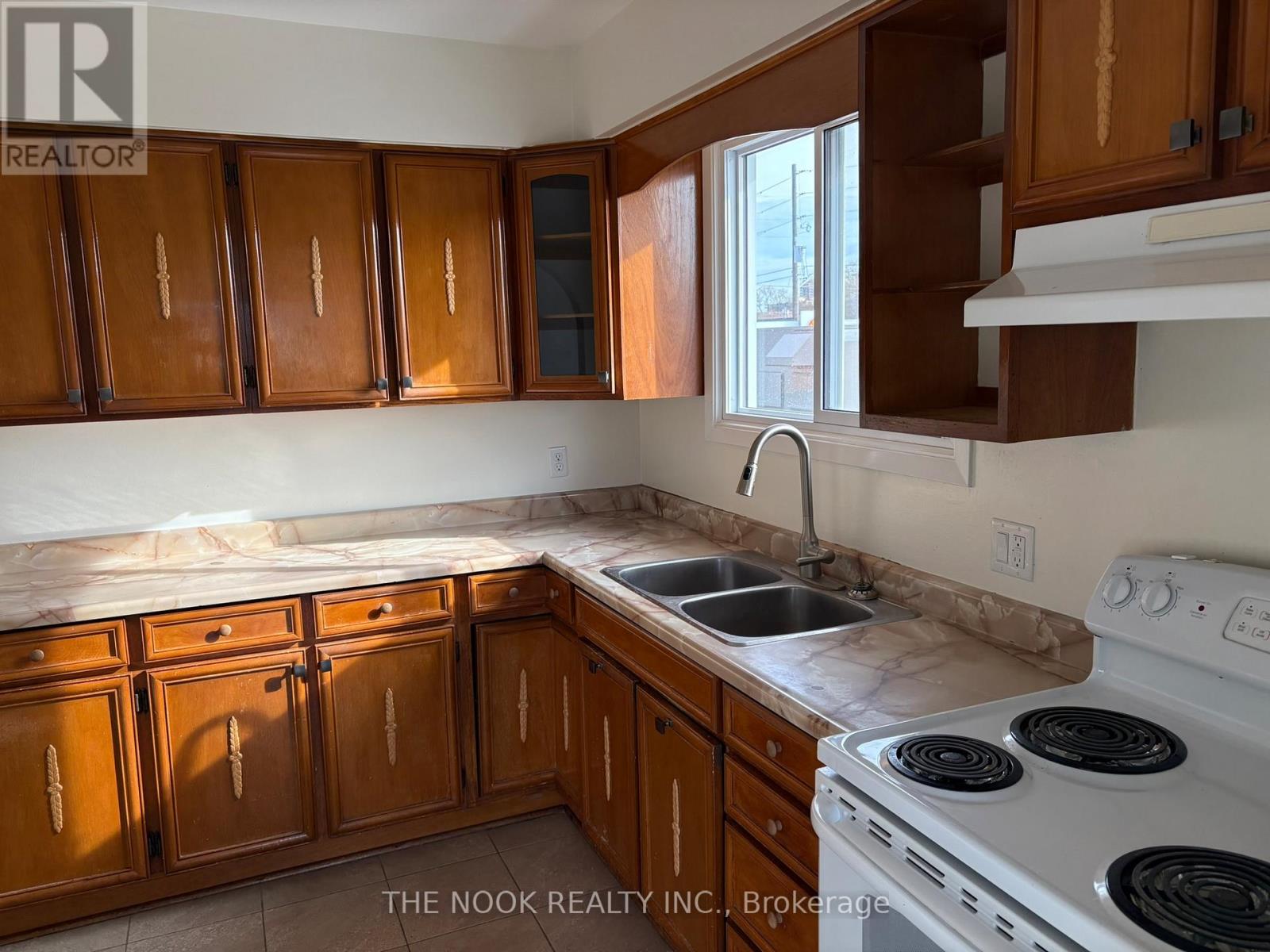 A - 948 Simcoe Street N, Oshawa, Ontario  L1G 4W2 - Photo 6 - E13050194