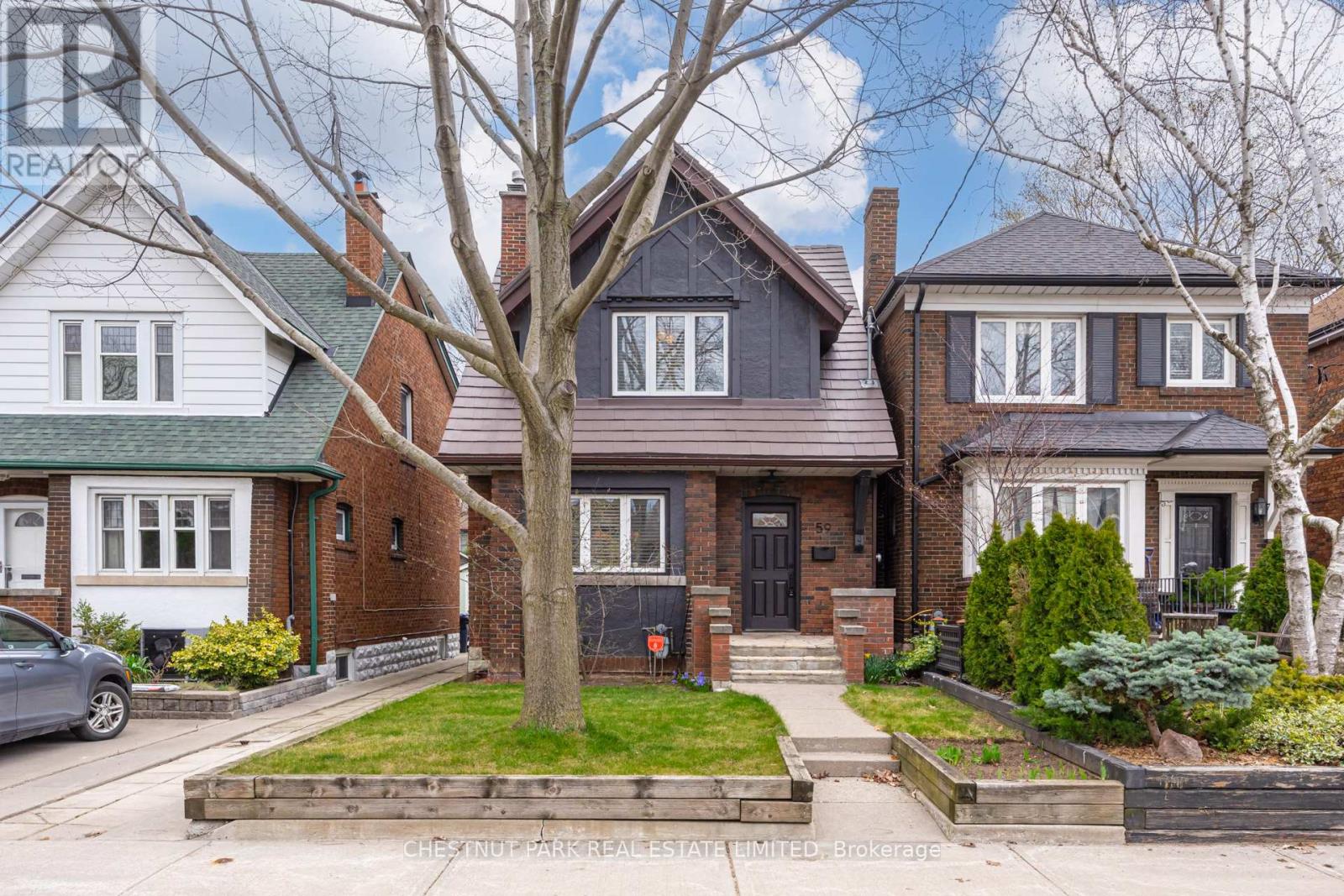 <div class="slider-price">$899,000</div><p>59 Chilton Road, Toronto, Ontario</p>