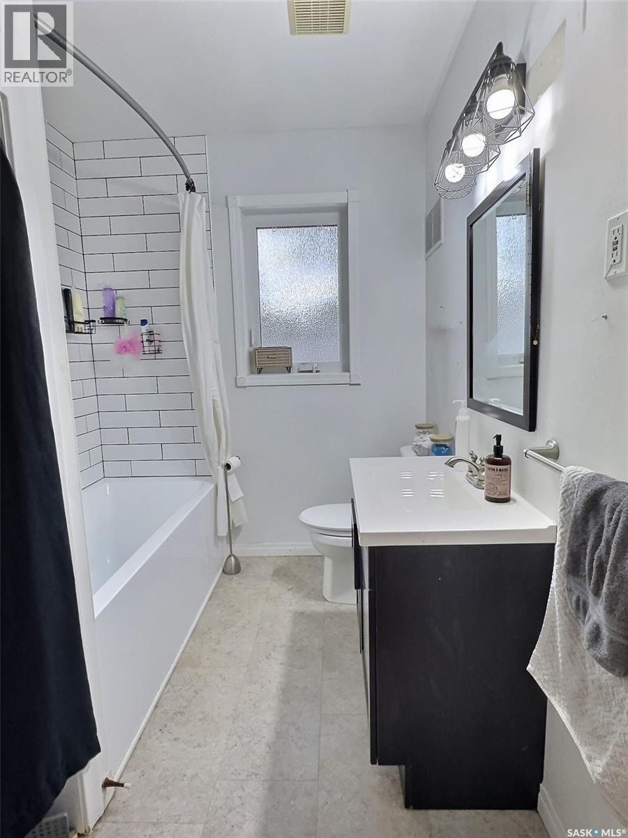 1726 3rd Street, Estevan, Saskatchewan  S4A 0S8 - Photo 11 - SK034080