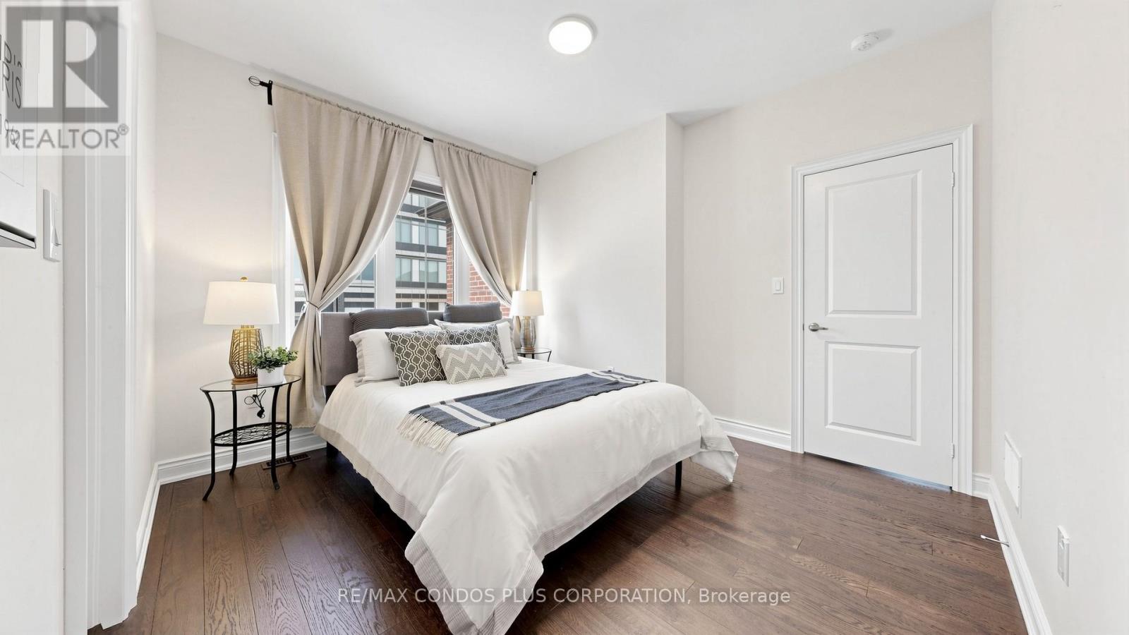 1361 Yellow Rose Circle, Oakville, Ontario  L6M 5L3 - Photo 24 - W13050008