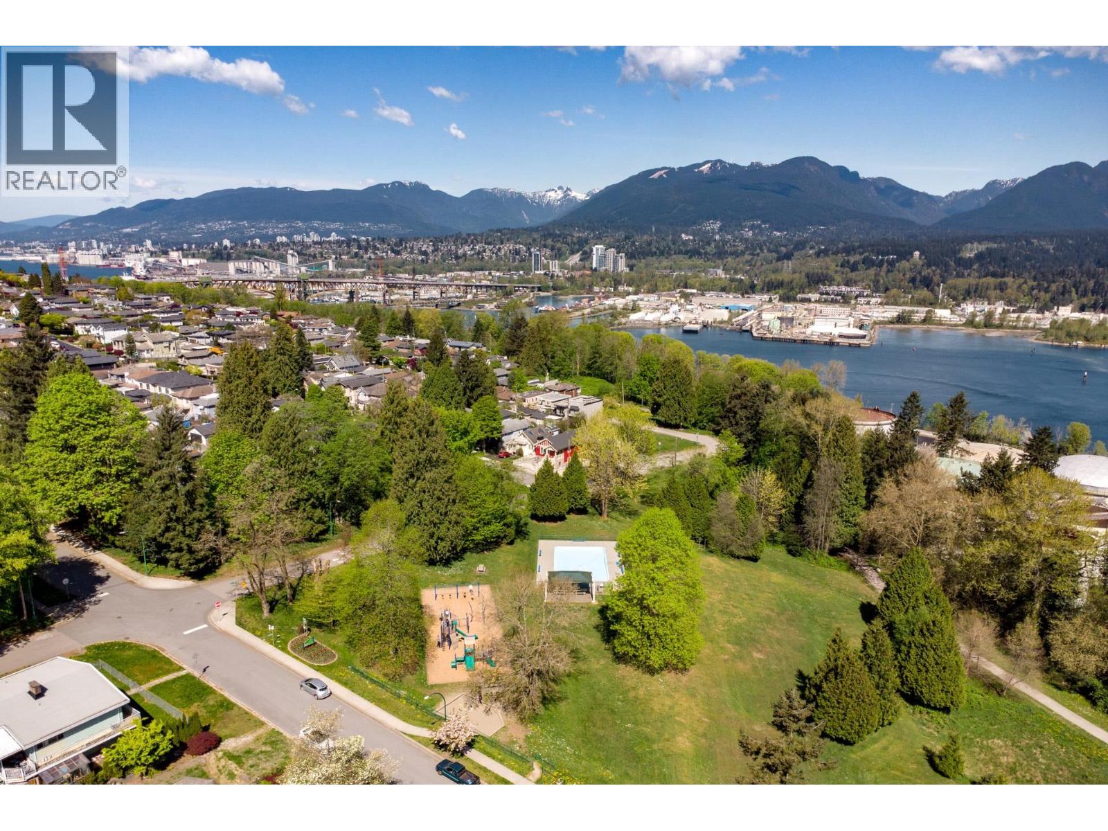 Street 4137 Mcgill Street, Burnaby, British Columbia  V5C 1M7 - Photo 11 - R3115905