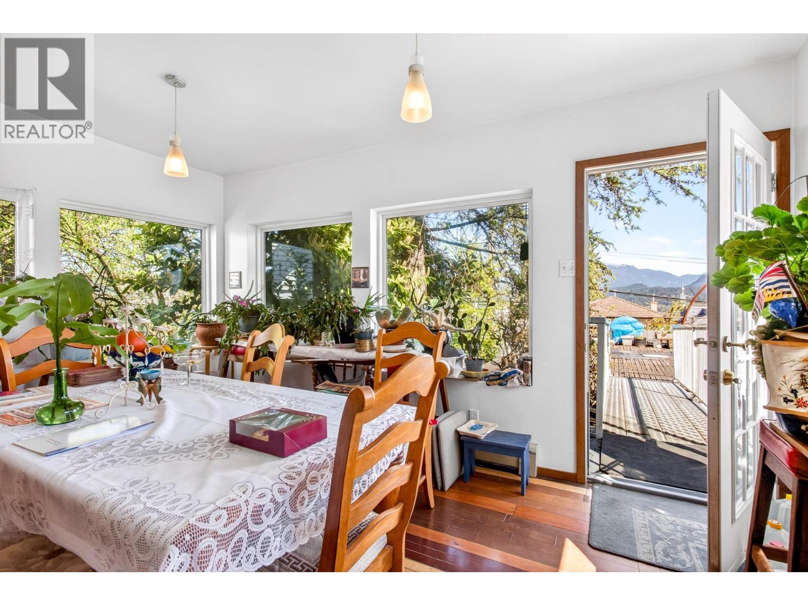 Street 4137 Mcgill Street, Burnaby, British Columbia  V5C 1M7 - Photo 9 - R3115905