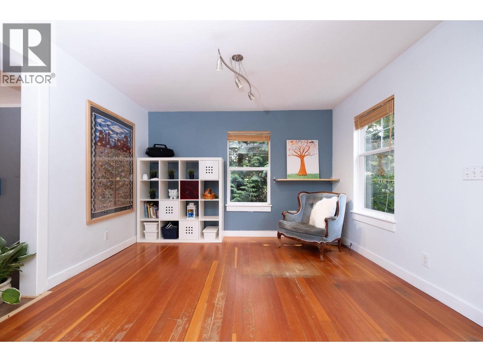 1075 Gladwin Drive, North Vancouver, British Columbia  V7R 1A1 - Photo 2 - R3072274