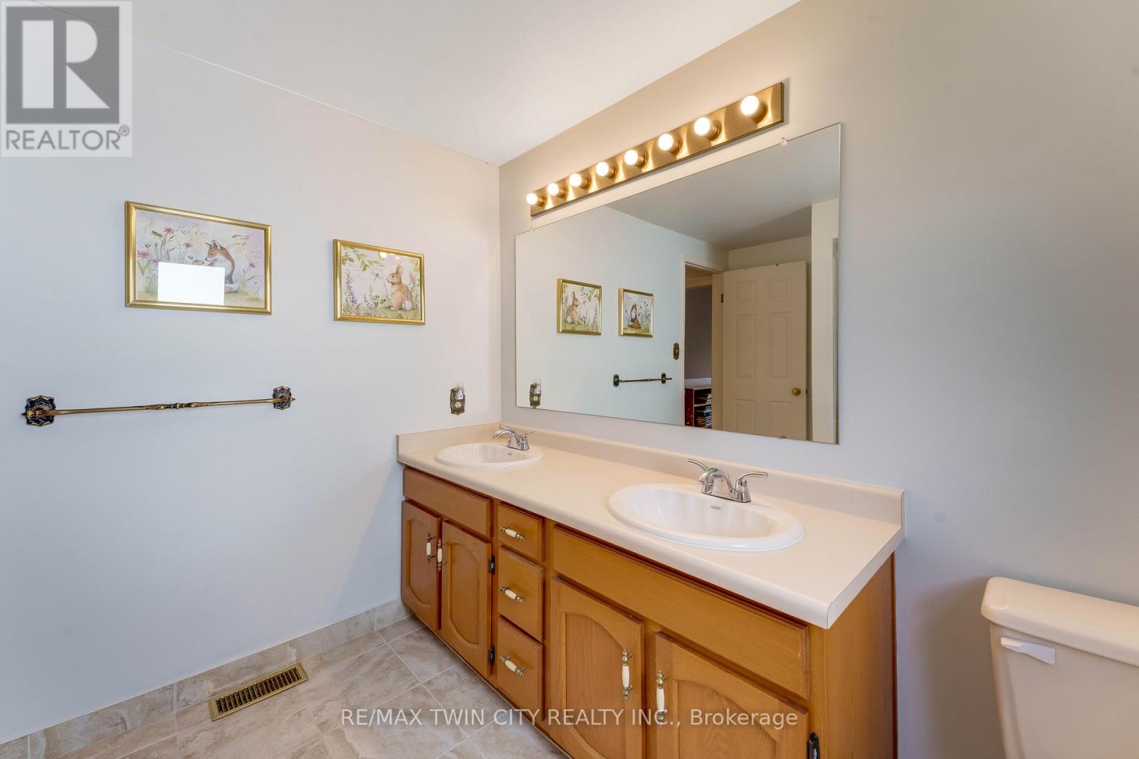 11 Darlington Place, Kitchener, Ontario  N2A 3M3 - Photo 38 - X13049988