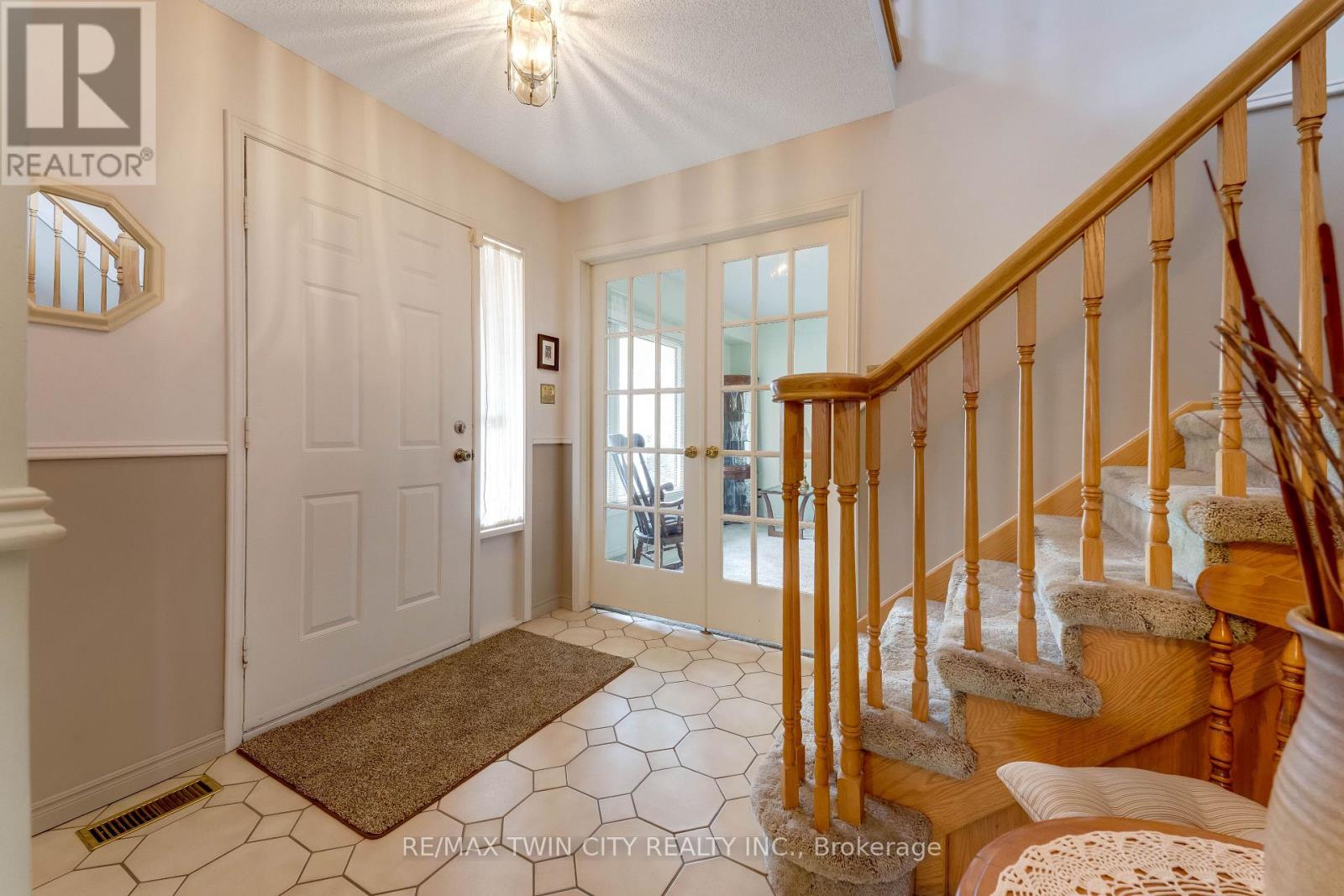 11 Darlington Place, Kitchener, Ontario  N2A 3M3 - Photo 4 - X13049988