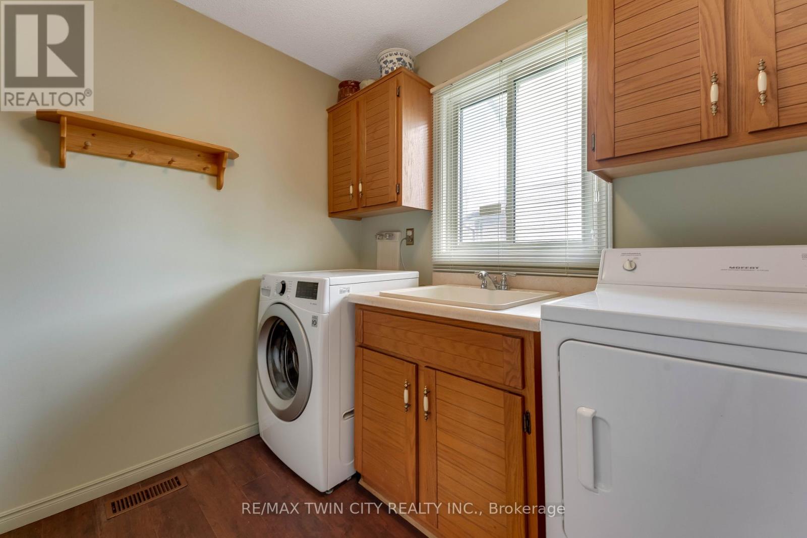 11 Darlington Place, Kitchener, Ontario  N2A 3M3 - Photo 8 - X13049988