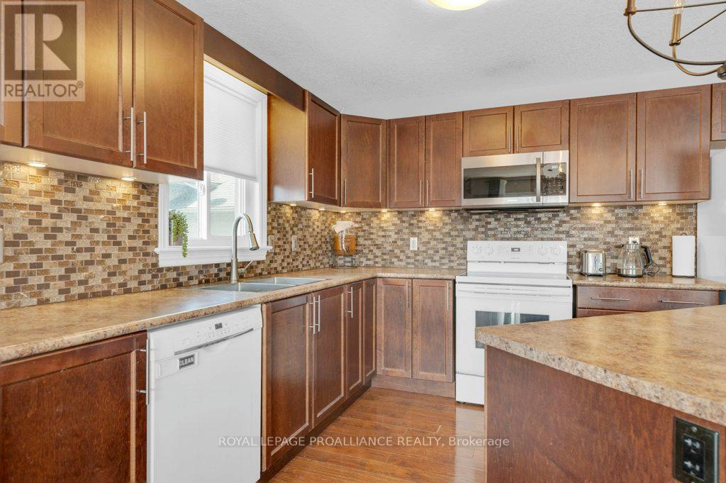 24 Freedom Crescent, Quinte West, Ontario  K8V 0C1 - Photo 11 - X13048950