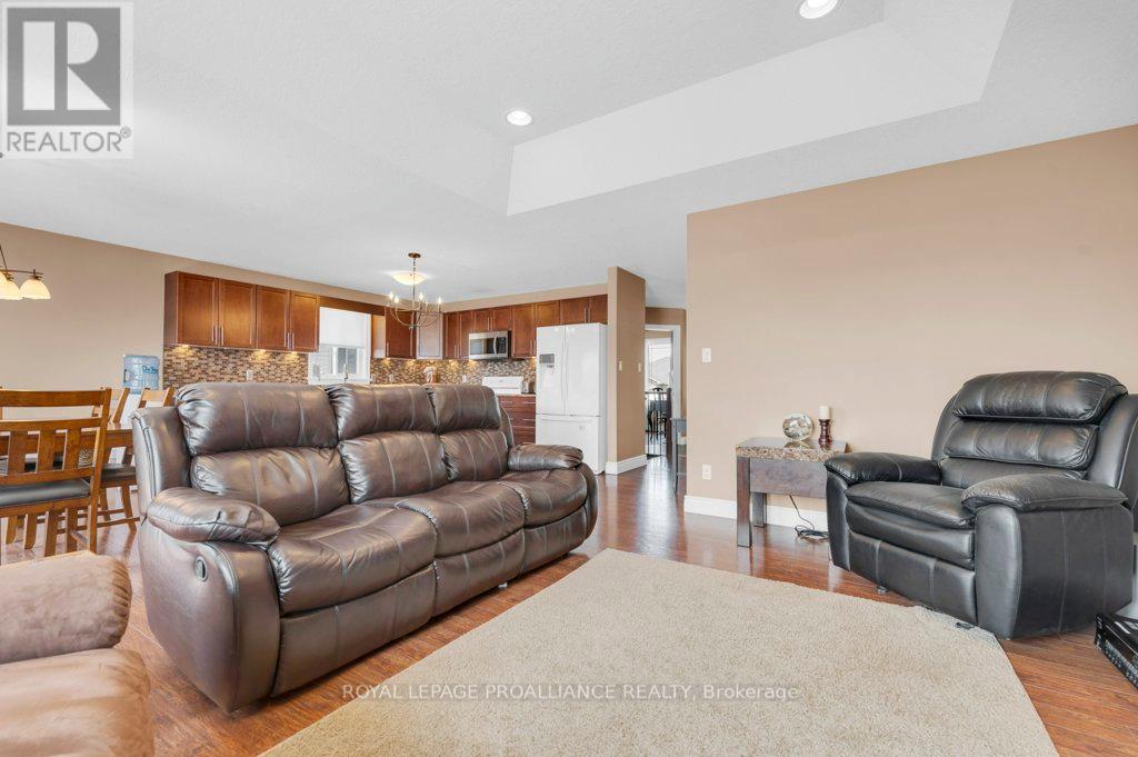 24 Freedom Crescent, Quinte West, Ontario  K8V 0C1 - Photo 7 - X13048950