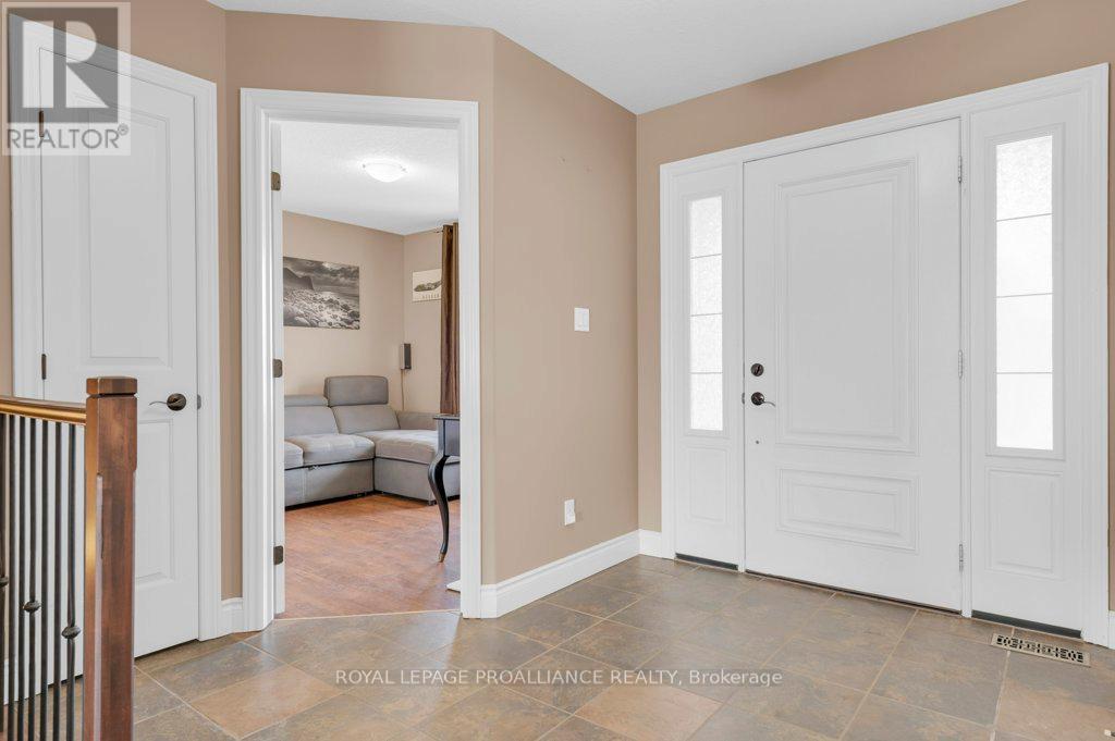 24 Freedom Crescent, Quinte West, Ontario  K8V 0C1 - Photo 3 - X13048950