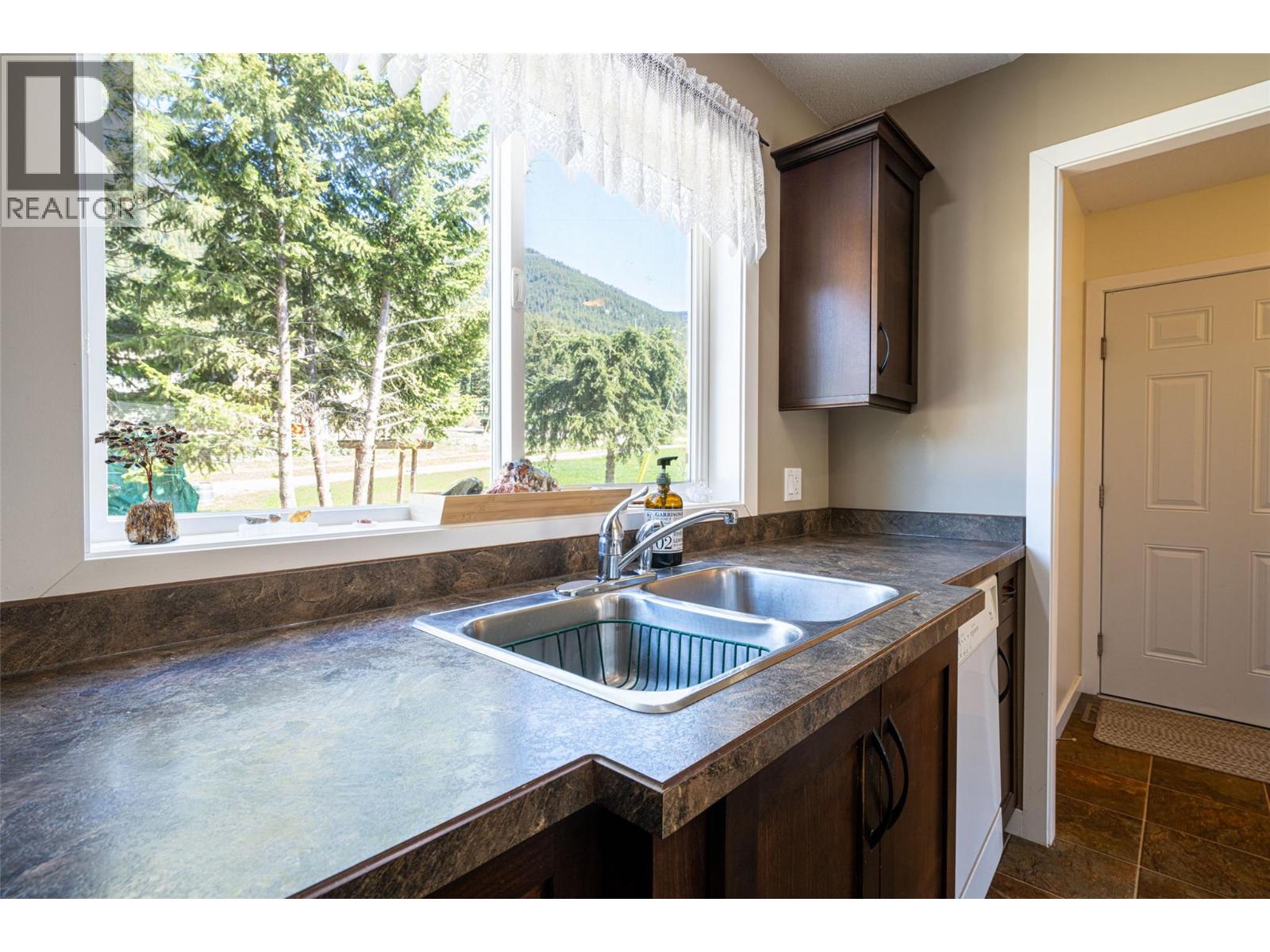 5654 Lynes Road, Falkland, British Columbia  V0E 1W0 - Photo 8 - 10384832