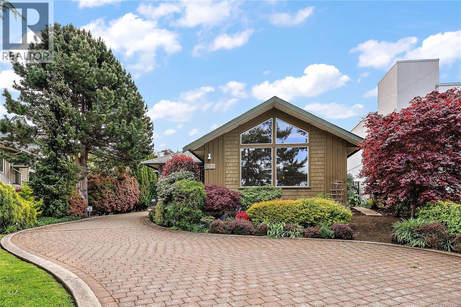 1 9675 First St, Sidney, British Columbia