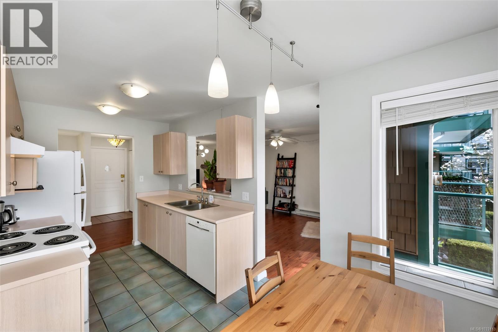 212 899 Darwin Ave, Saanich, British Columbia  V8X 2X7 - Photo 12 - 1033113