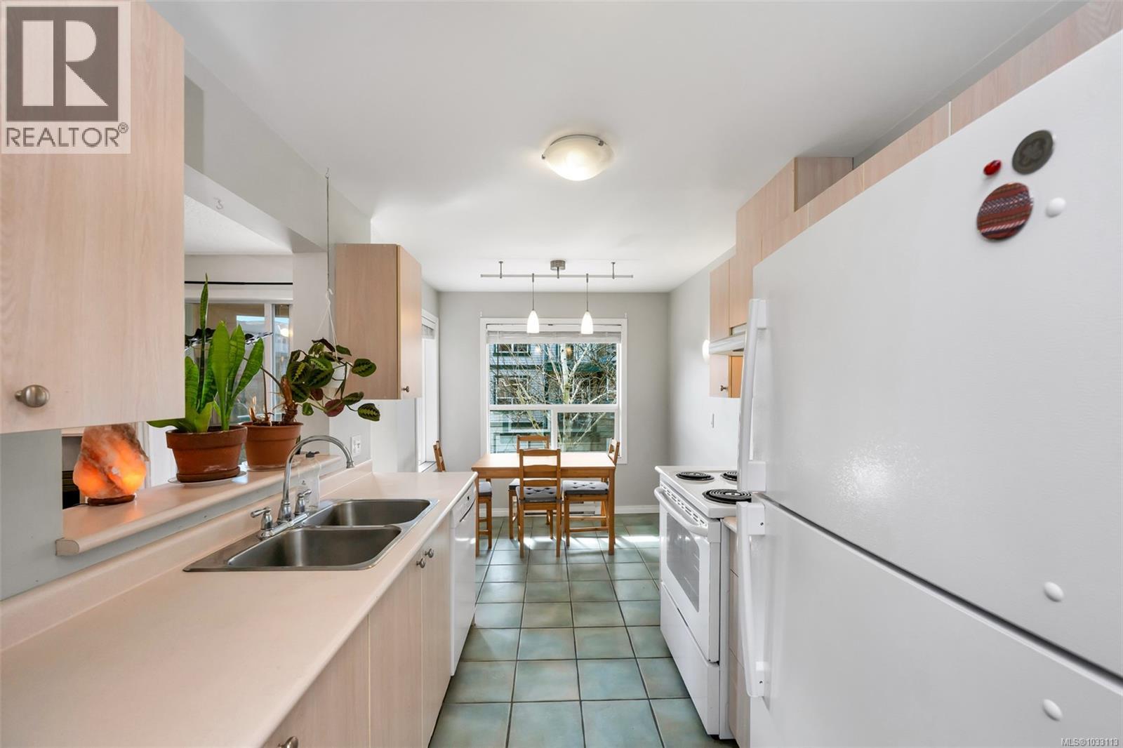 212 899 Darwin Ave, Saanich, British Columbia  V8X 2X7 - Photo 9 - 1033113