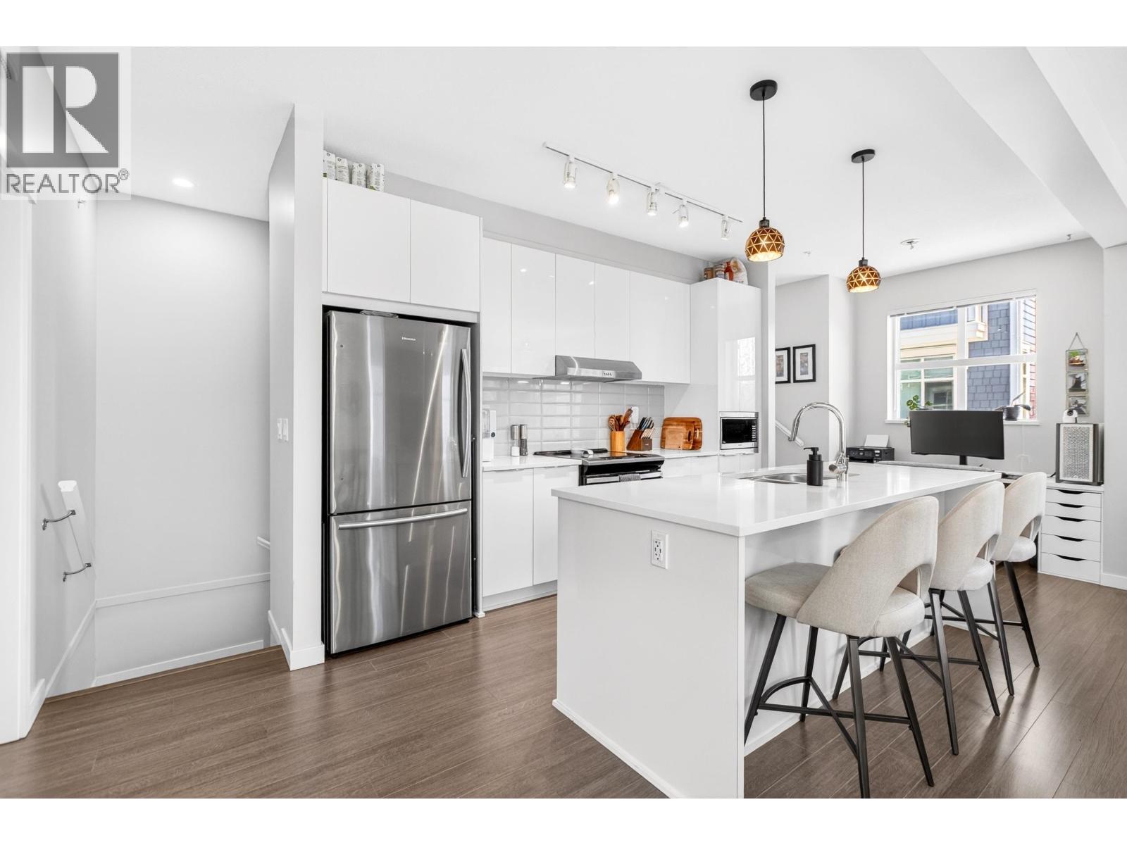 801 11295 Pazarena Place, Maple Ridge, British Columbia  V2X 4K9 - Photo 4 - R3116305