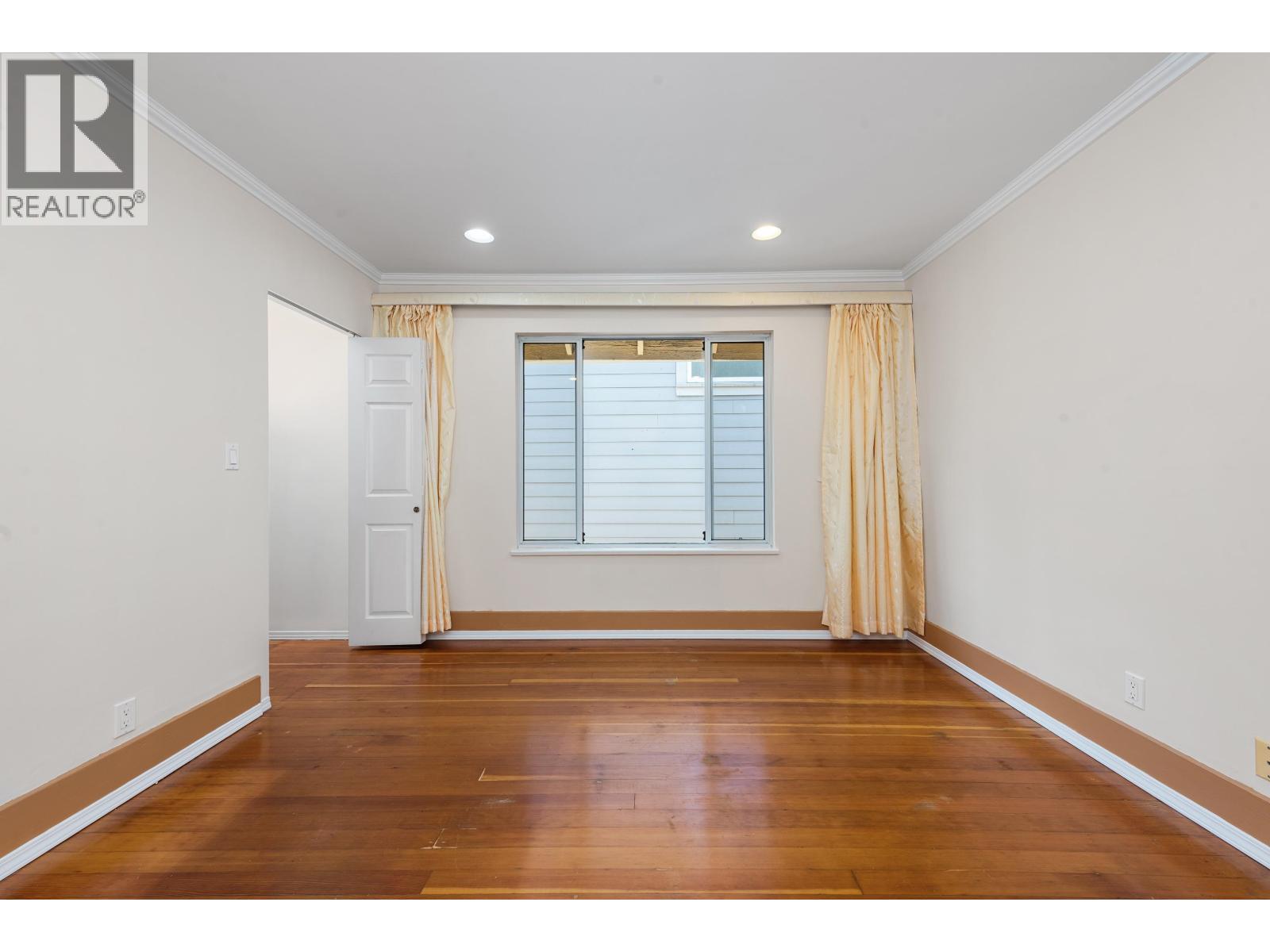 153 SE Marine Drive, Vancouver, British Columbia  V5X 2S2 - Photo 10 - R3116300