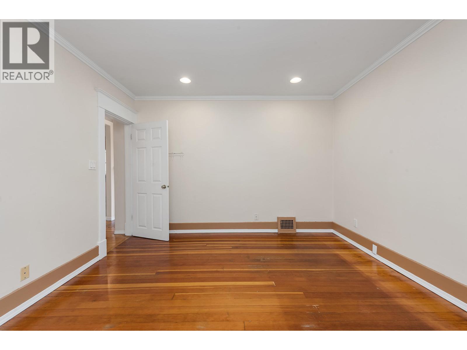 153 SE Marine Drive, Vancouver, British Columbia  V5X 2S2 - Photo 11 - R3116300