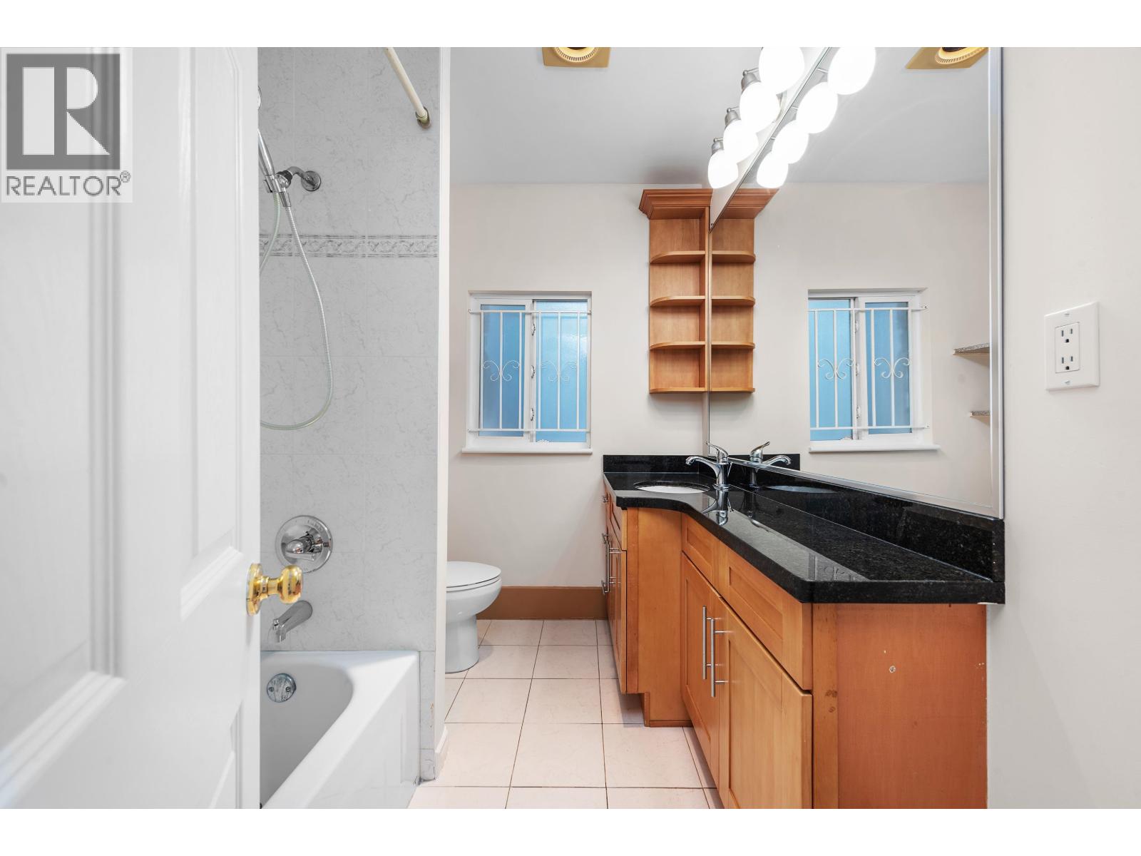 153 SE Marine Drive, Vancouver, British Columbia  V5X 2S2 - Photo 14 - R3116300