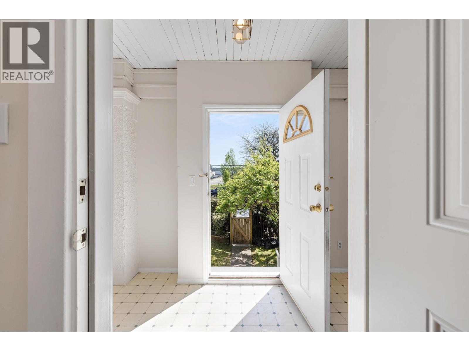 153 SE Marine Drive, Vancouver, British Columbia  V5X 2S2 - Photo 16 - R3116300