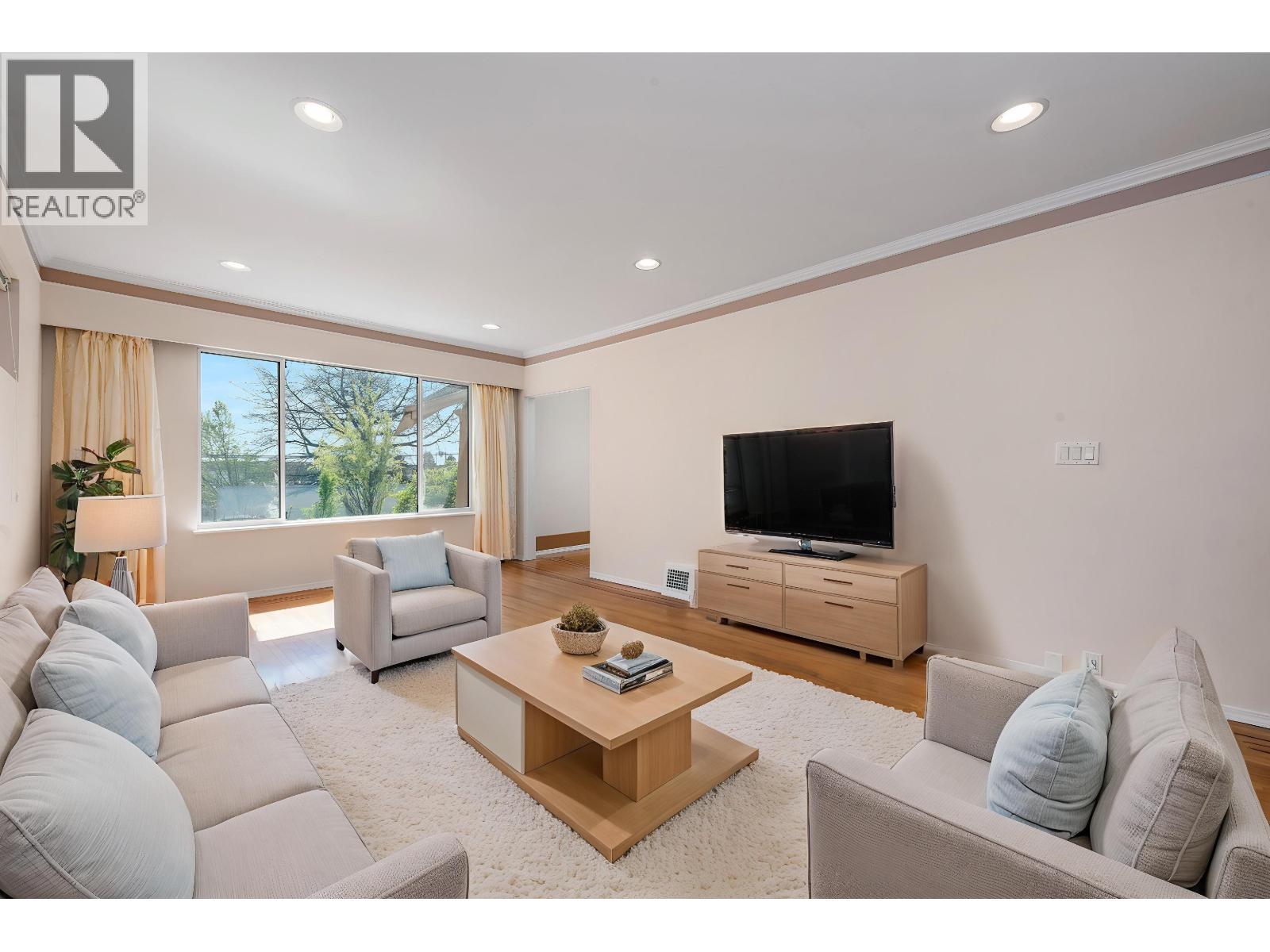 153 SE Marine Drive, Vancouver, British Columbia  V5X 2S2 - Photo 2 - R3116300