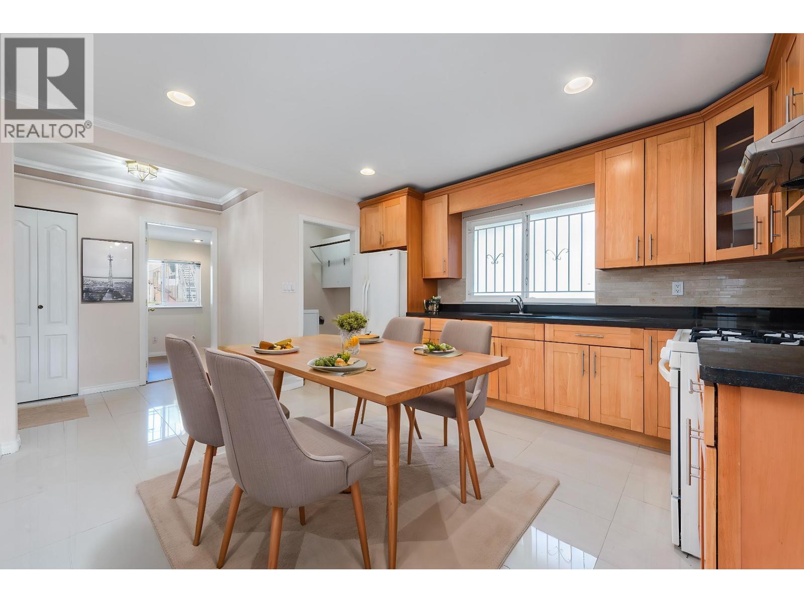 153 SE Marine Drive, Vancouver, British Columbia  V5X 2S2 - Photo 3 - R3116300