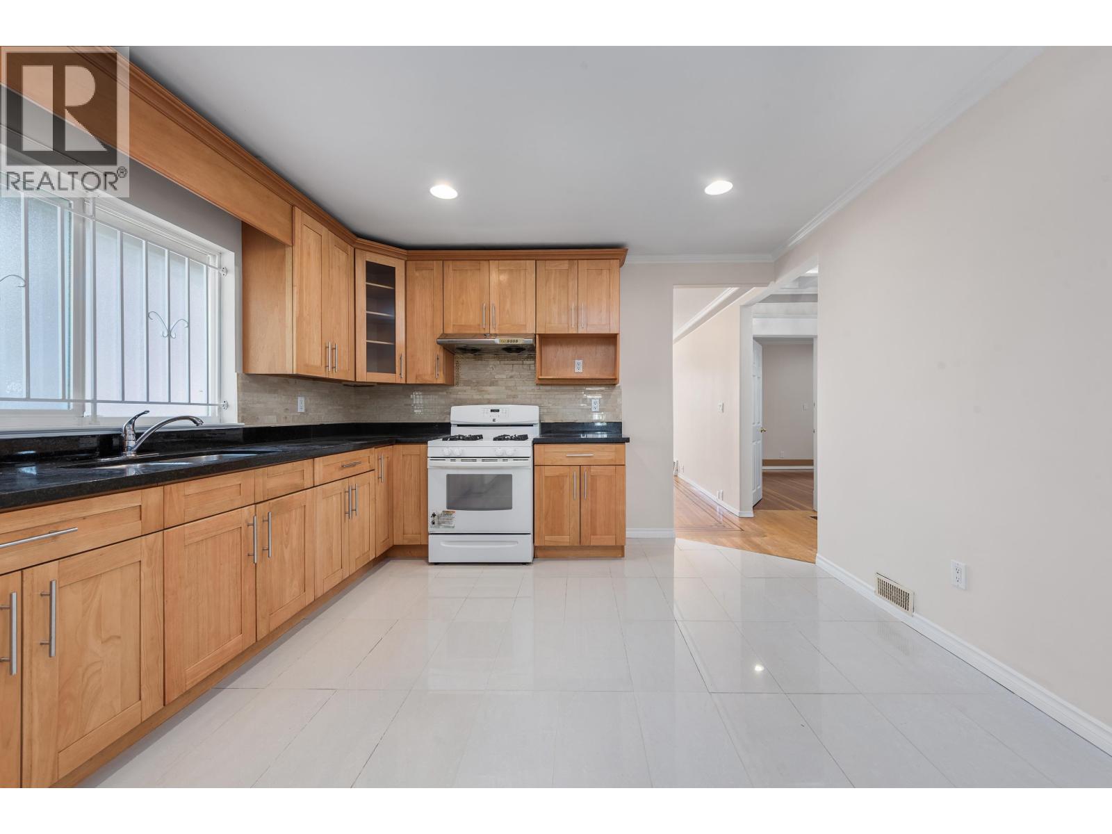 153 SE Marine Drive, Vancouver, British Columbia  V5X 2S2 - Photo 4 - R3116300