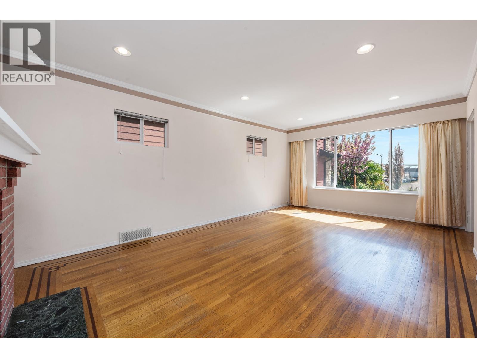 153 SE Marine Drive, Vancouver, British Columbia  V5X 2S2 - Photo 5 - R3116300