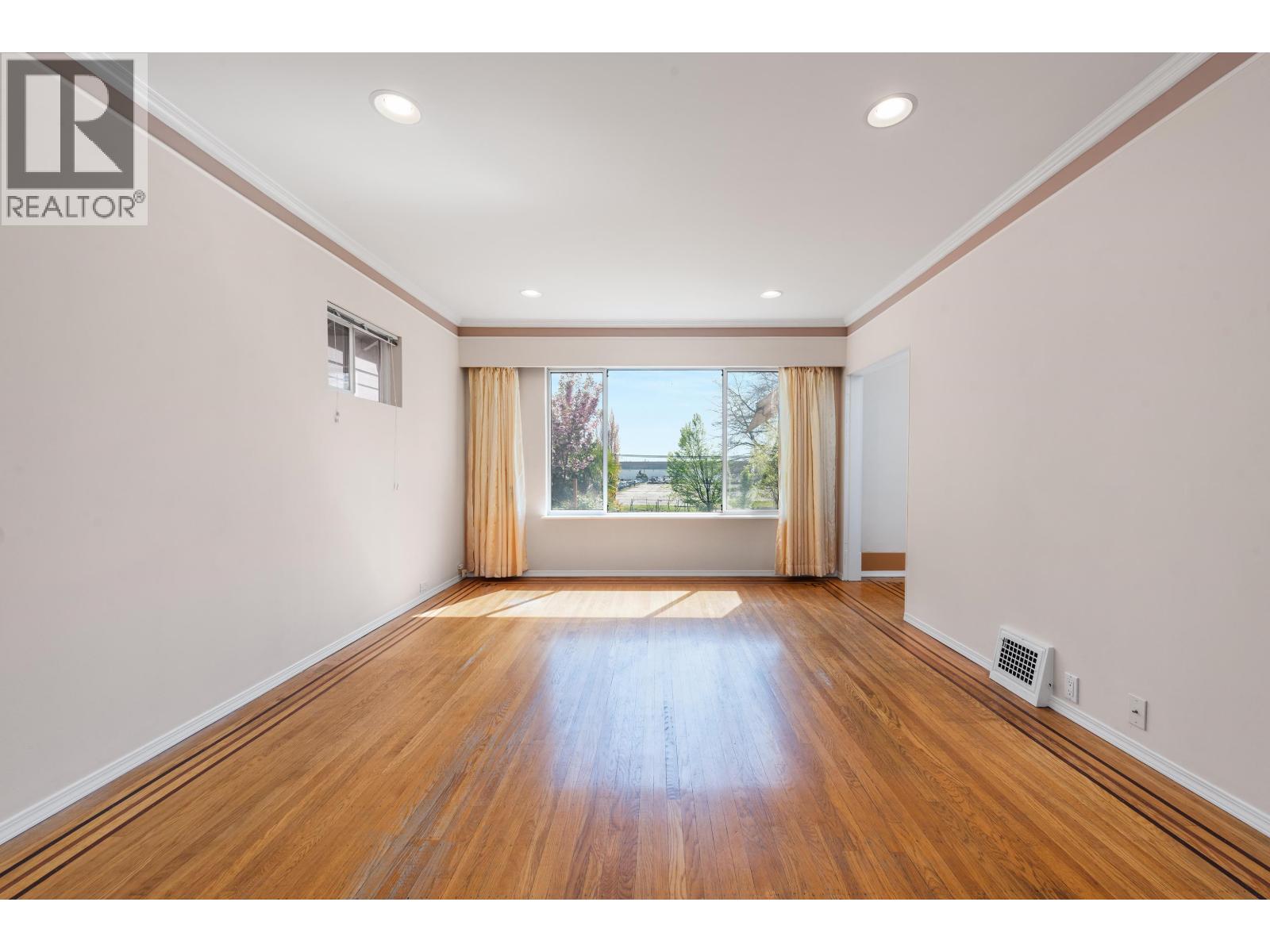 153 SE Marine Drive, Vancouver, British Columbia  V5X 2S2 - Photo 6 - R3116300