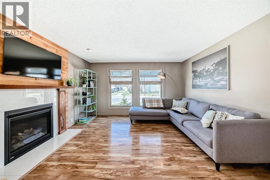 87 Berwick Crescent Nw, Calgary, Alberta  T3K 1P7 - Photo 4 - A2304504