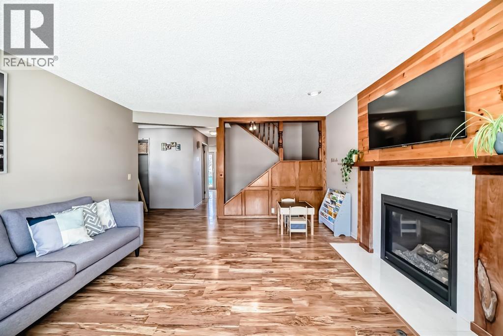 87 Berwick Crescent Nw, Calgary, Alberta  T3K 1P7 - Photo 6 - A2304504