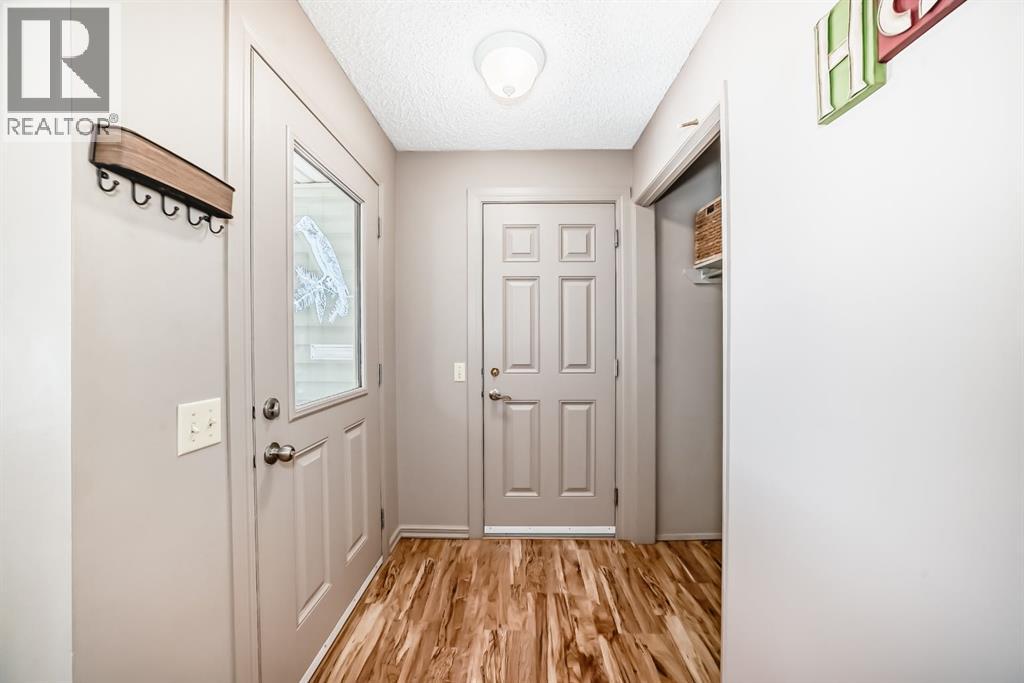 87 Berwick Crescent Nw, Calgary, Alberta  T3K 1P7 - Photo 2 - A2304504
